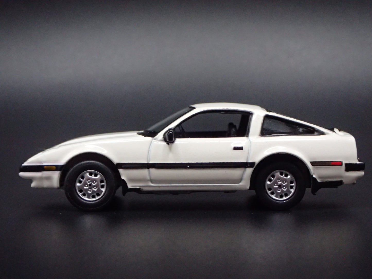 1983-1989 NISSAN 300ZX WHITE 1:64 SCALE COLLECTIBLE DIORAMA DIECAST MODEL CAR