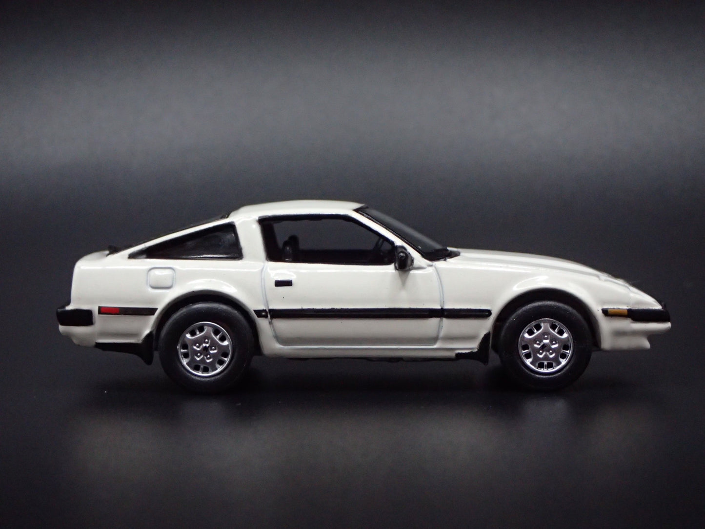 1983-1989 NISSAN 300ZX WHITE 1:64 SCALE COLLECTIBLE DIORAMA DIECAST MODEL CAR