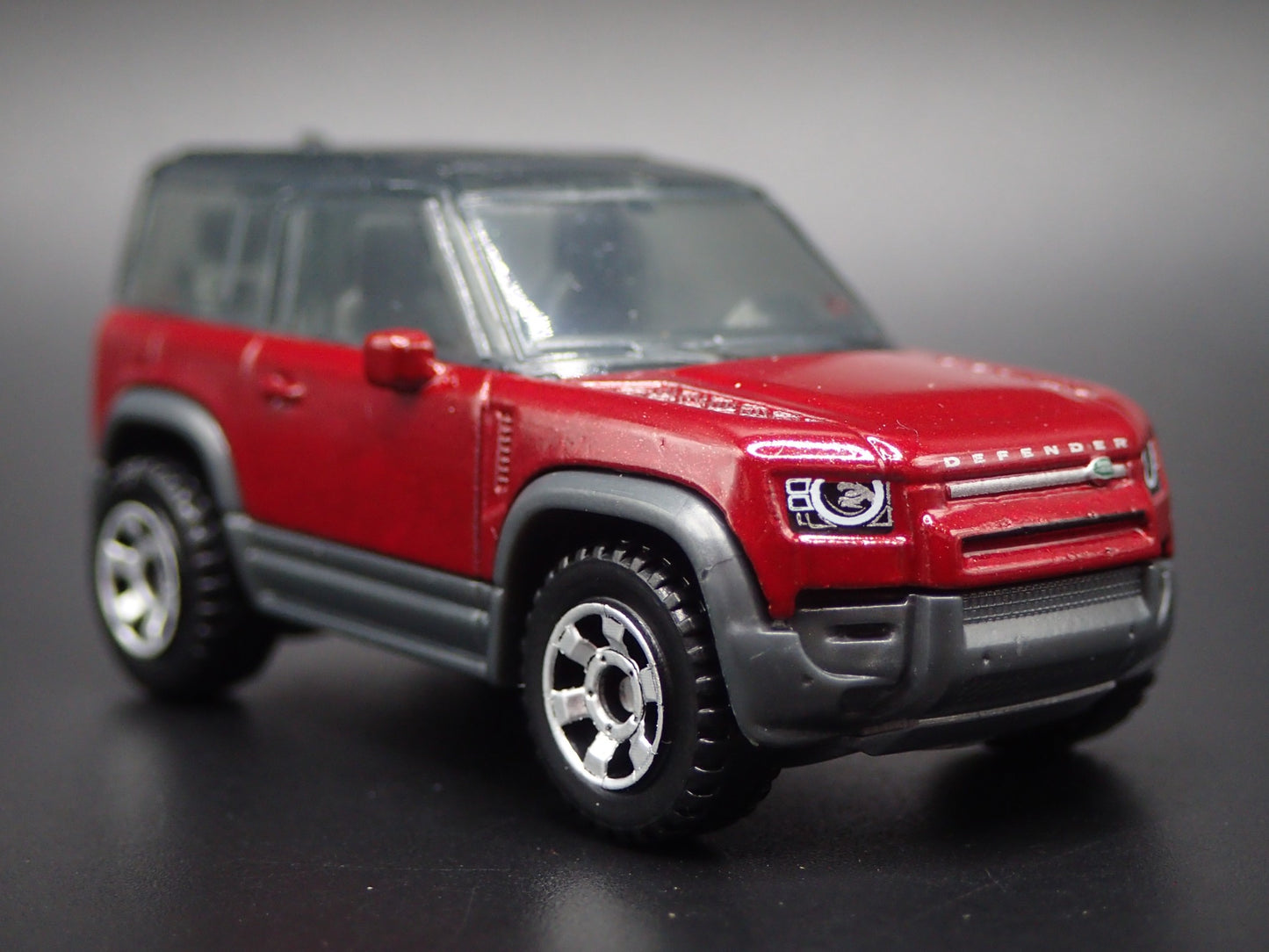 2020-2025 LAND ROVER DEFENDER 90 BURGUNDY 1/64 SCALE DIORAMA DIECAST MODEL CAR