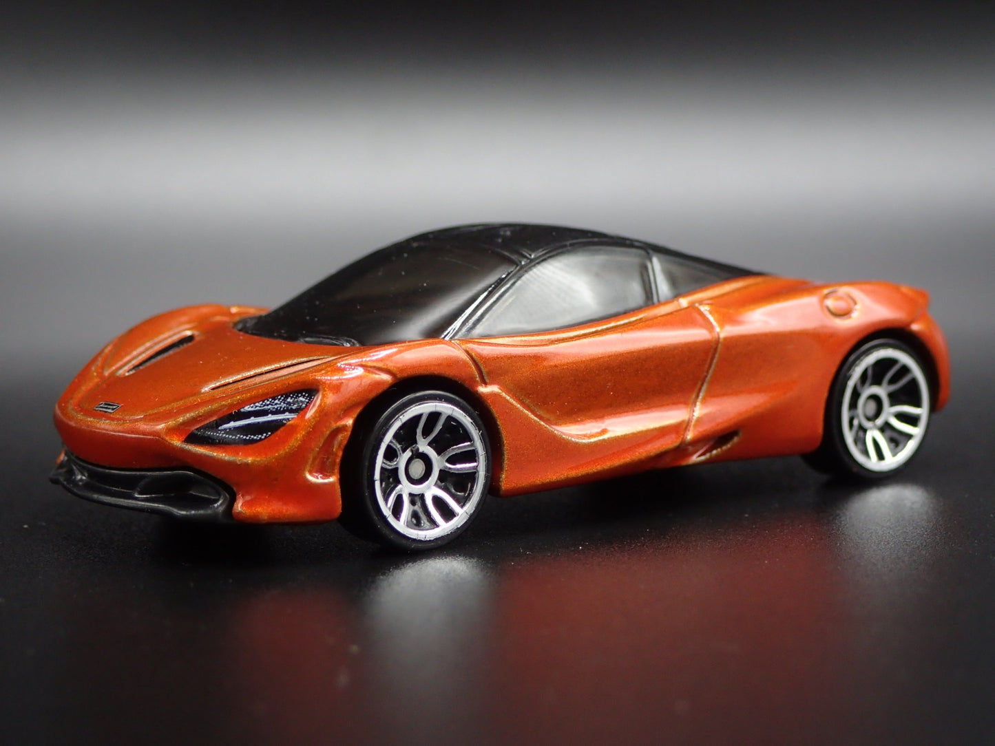 2017-2023 MCLAREN 720S SUPER CAR ORANGE 1:64 SCALE DIORAMA DIECAST MODEL CAR