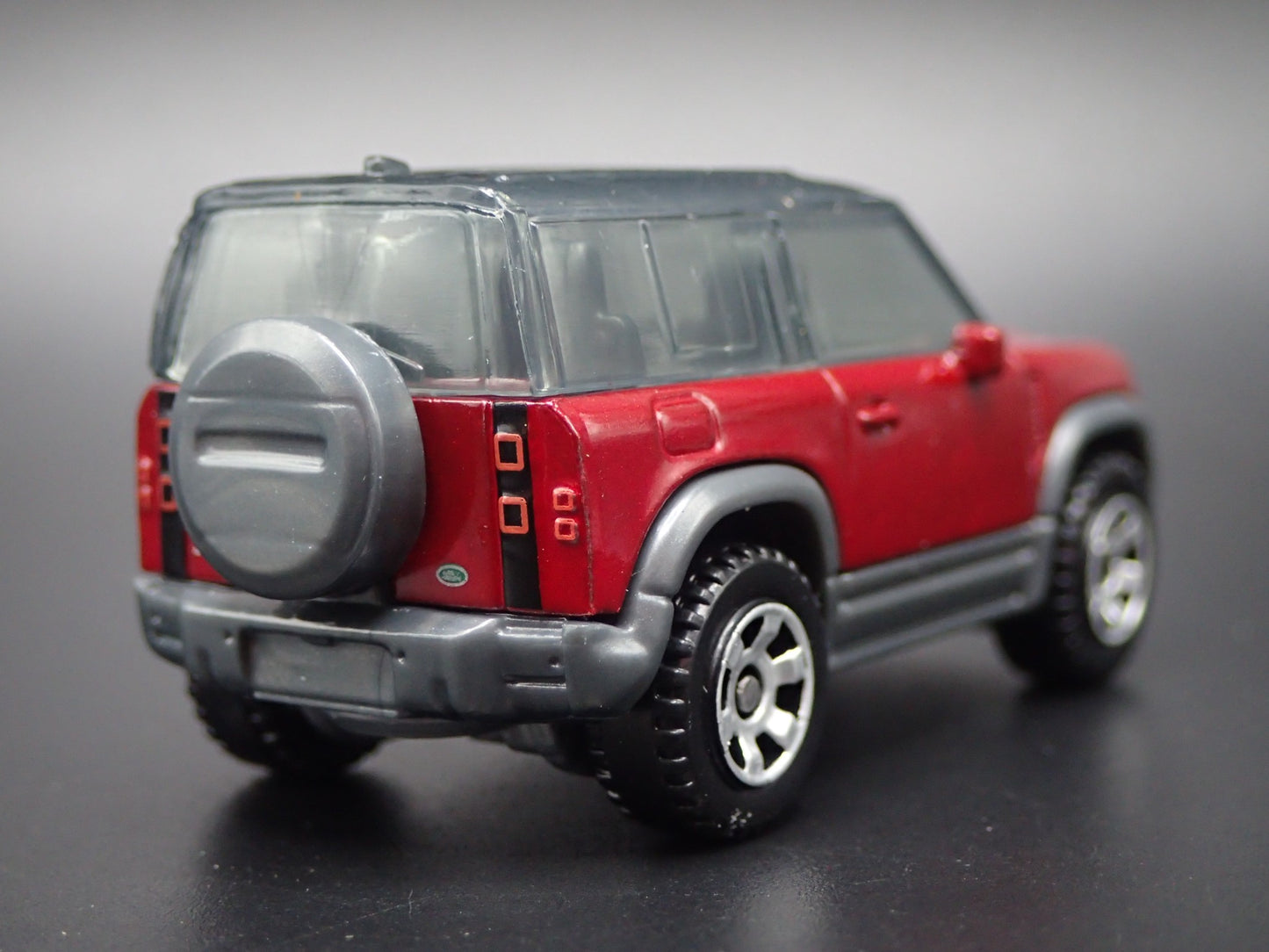 2020-2025 LAND ROVER DEFENDER 90 BURGUNDY 1/64 SCALE DIORAMA DIECAST MODEL CAR