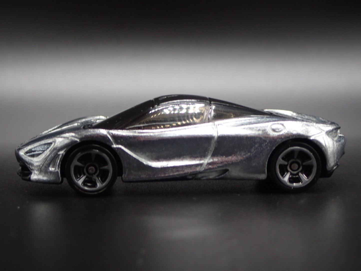 2017-2023 MCLAREN 720S SUPER CAR SILVER 1:64 SCALE DIORAMA DIECAST MODEL CAR