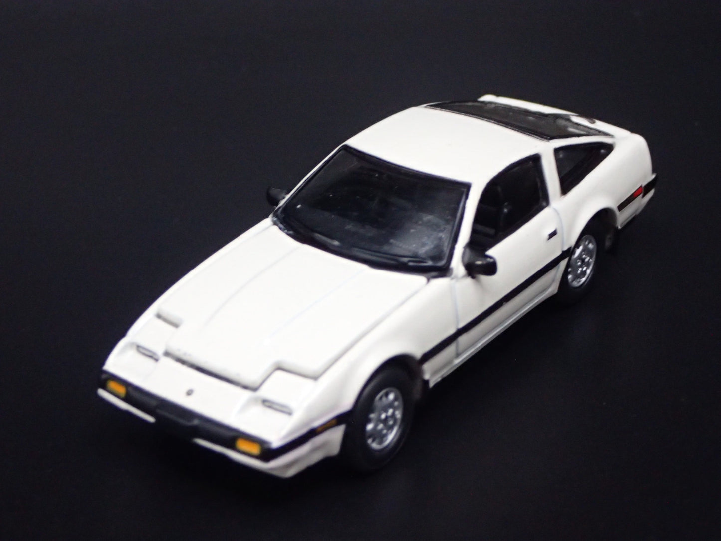 1983-1989 NISSAN 300ZX WHITE 1:64 SCALE COLLECTIBLE DIORAMA DIECAST MODEL CAR