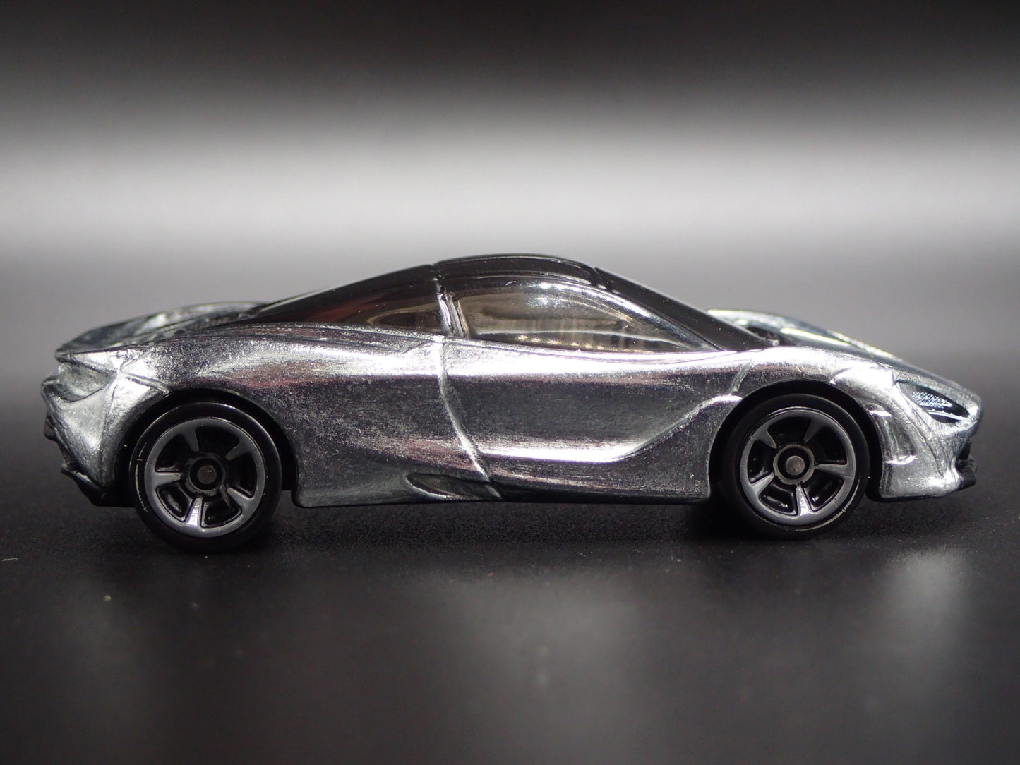 2017-2023 MCLAREN 720S SUPER CAR SILVER 1:64 SCALE DIORAMA DIECAST MODEL CAR
