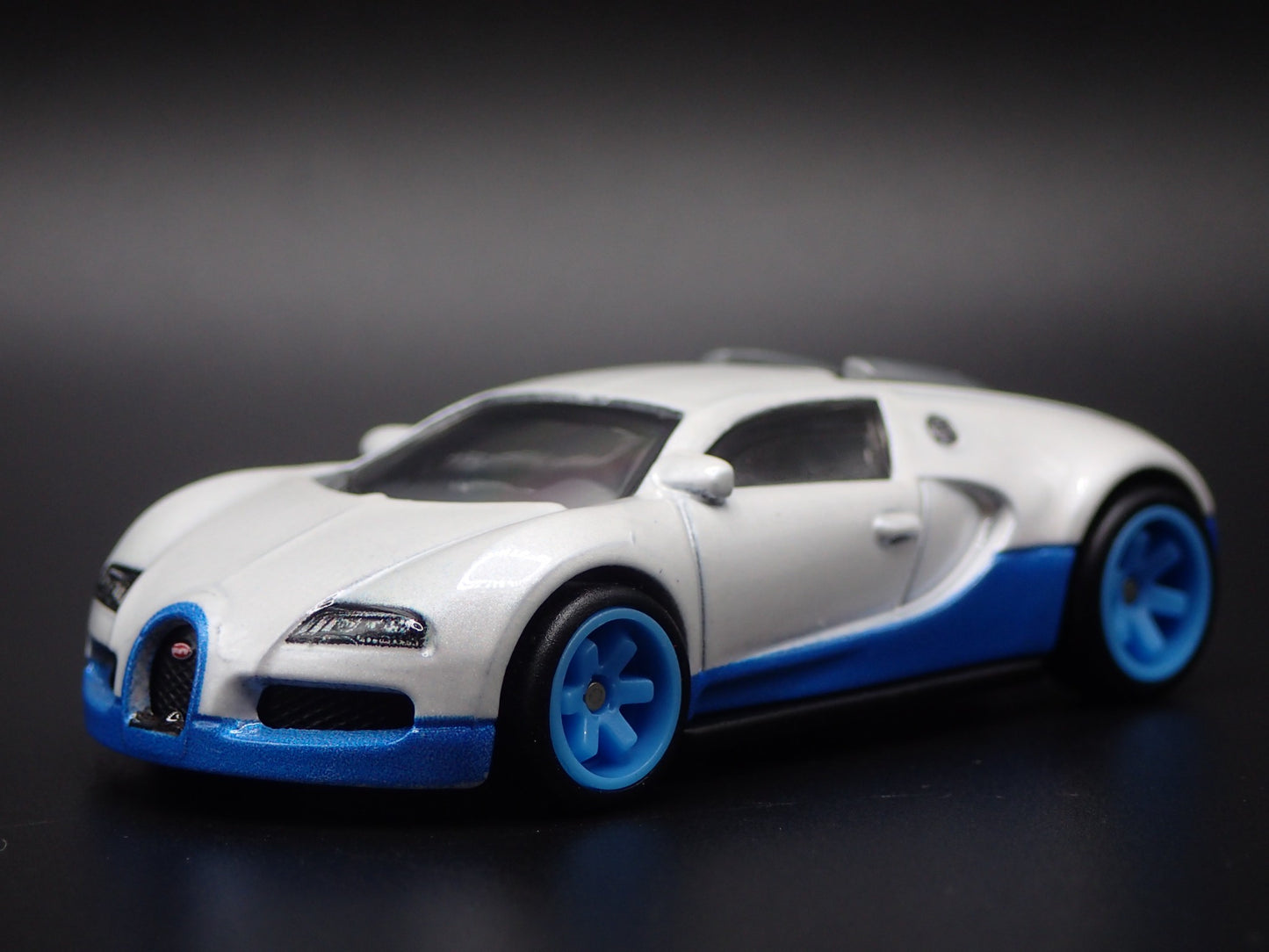 2005-2011 BUGATTI VEYRON SUPER CAR WHITE 1:64 SCALE DIORAMA DIECAST MODEL CAR