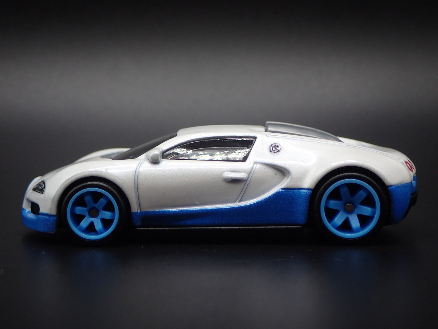 2005-2011 BUGATTI VEYRON SUPER CAR WHITE 1:64 SCALE DIORAMA DIECAST MODEL CAR