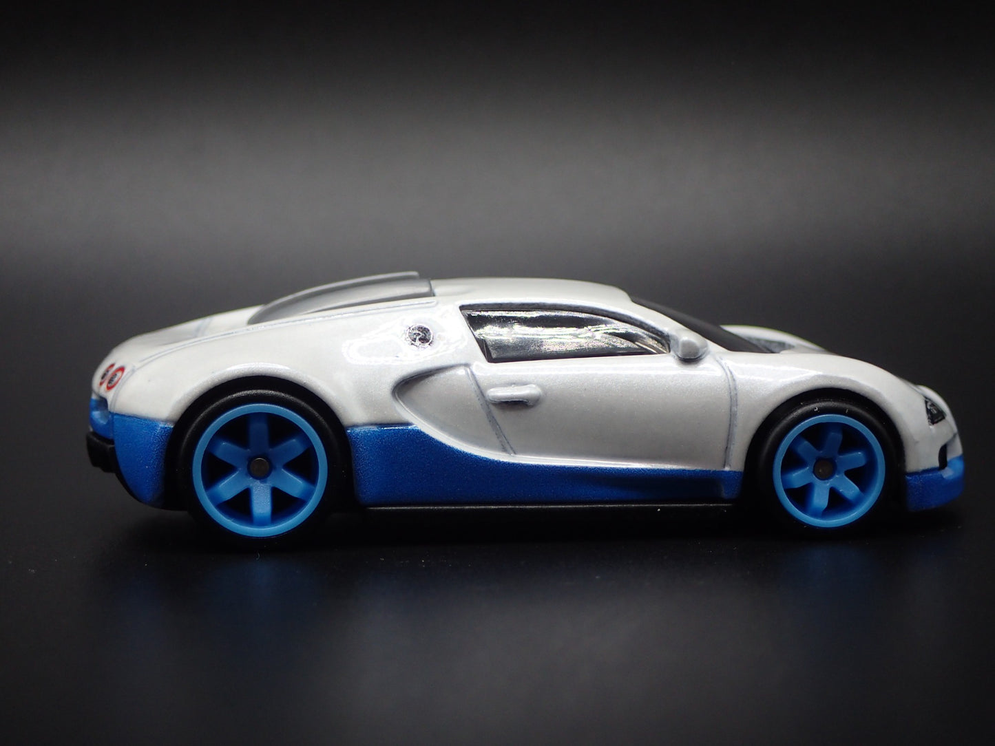 2005-2011 BUGATTI VEYRON SUPER CAR WHITE 1:64 SCALE DIORAMA DIECAST MODEL CAR