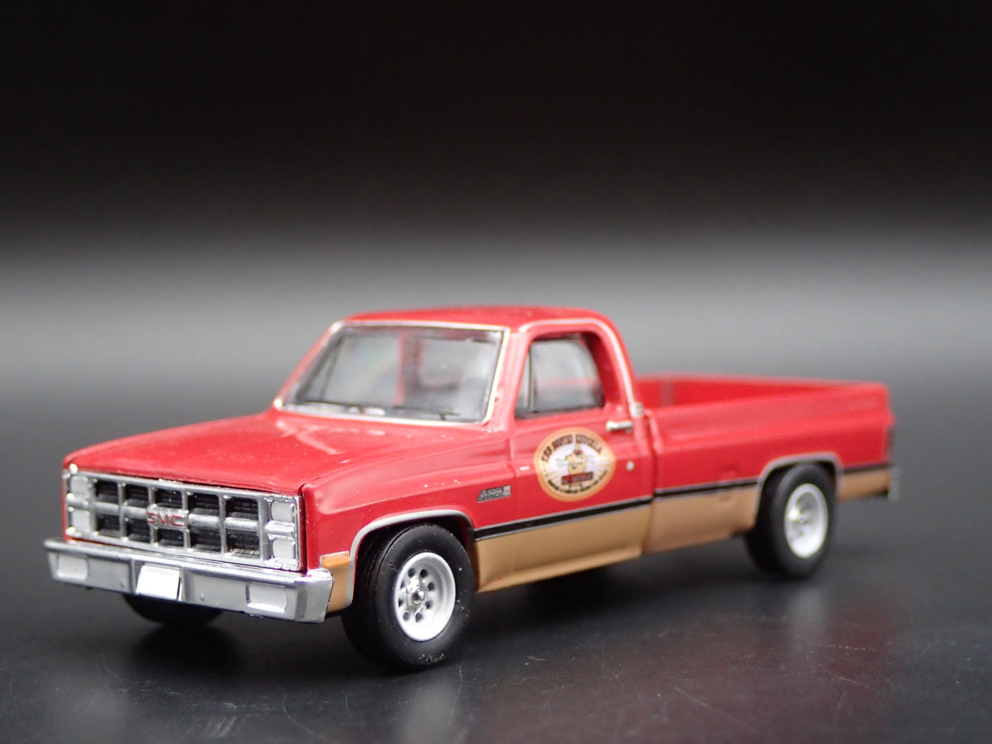1982 82 GMC K2500 4X4 PICKUP TRUCK HITCH SQUAREBODY 1/64 SCALE DIECAST MODEL CAR