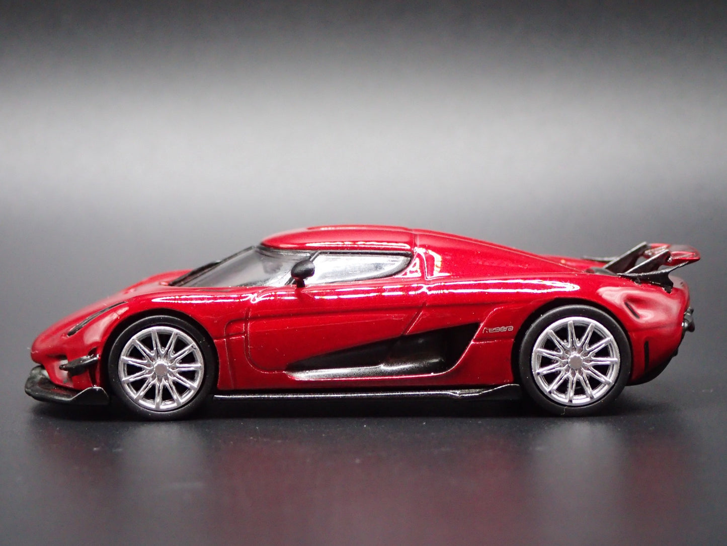 2016-2022 KOENIGSEGG REGERA SUPERCAR RED 1:64 SCALE DIORAMA DIECAST MODEL CAR