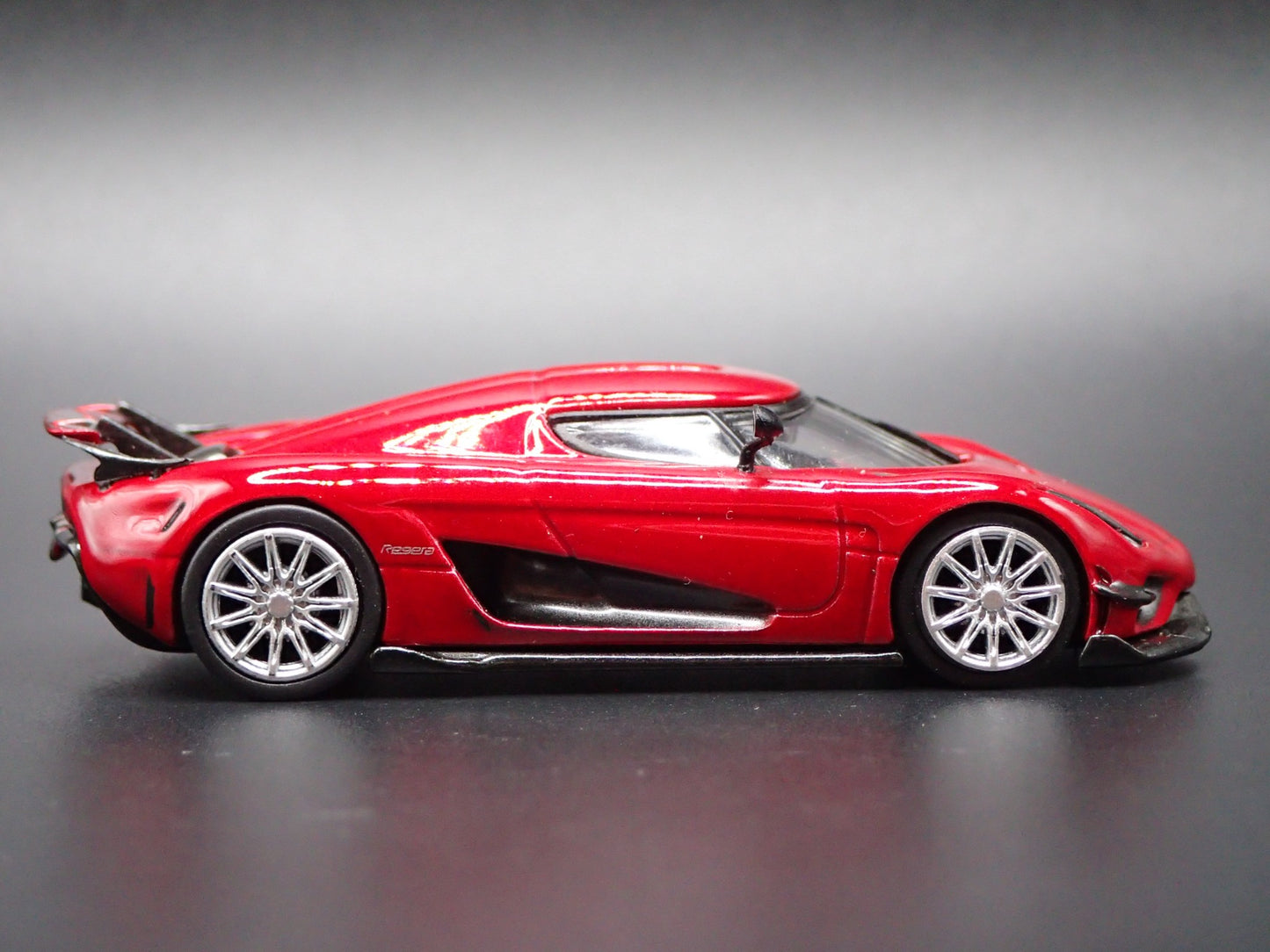 2016-2022 KOENIGSEGG REGERA SUPERCAR RED 1:64 SCALE DIORAMA DIECAST MODEL CAR