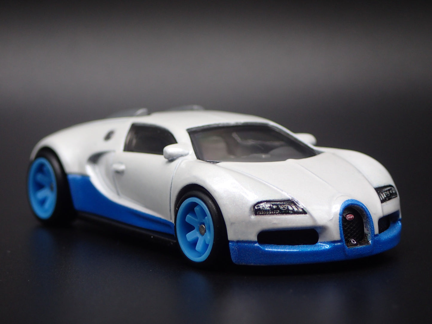 2005-2011 BUGATTI VEYRON SUPER CAR WHITE 1:64 SCALE DIORAMA DIECAST MODEL CAR
