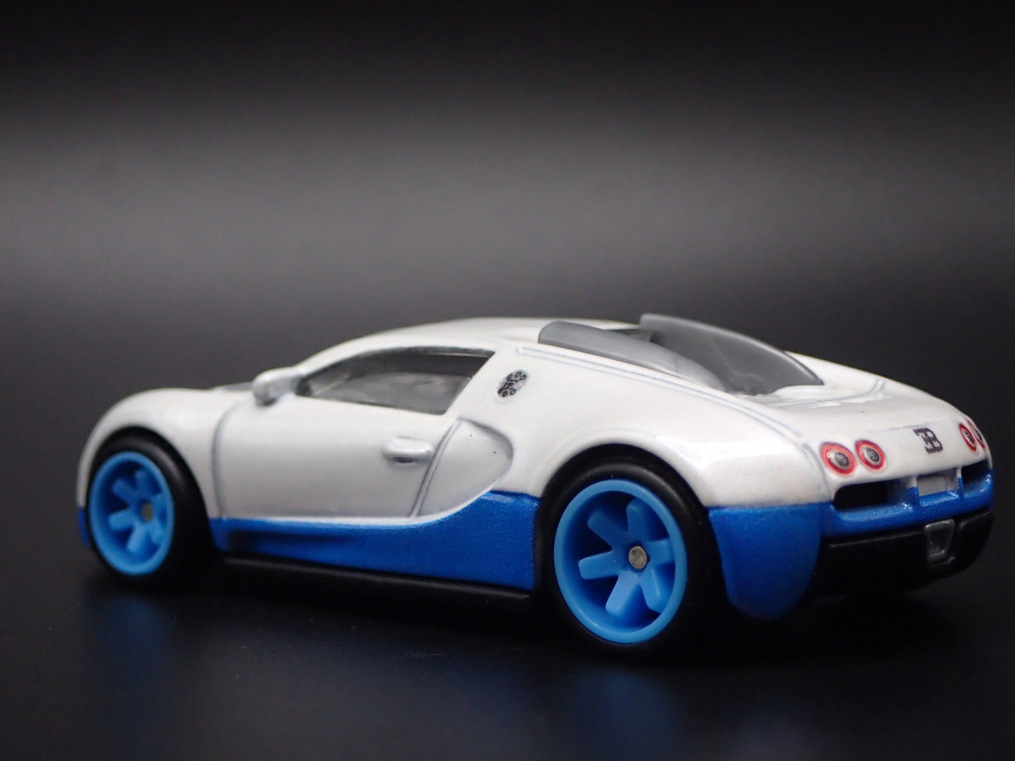 2005-2011 BUGATTI VEYRON SUPER CAR WHITE 1:64 SCALE DIORAMA DIECAST MODEL CAR