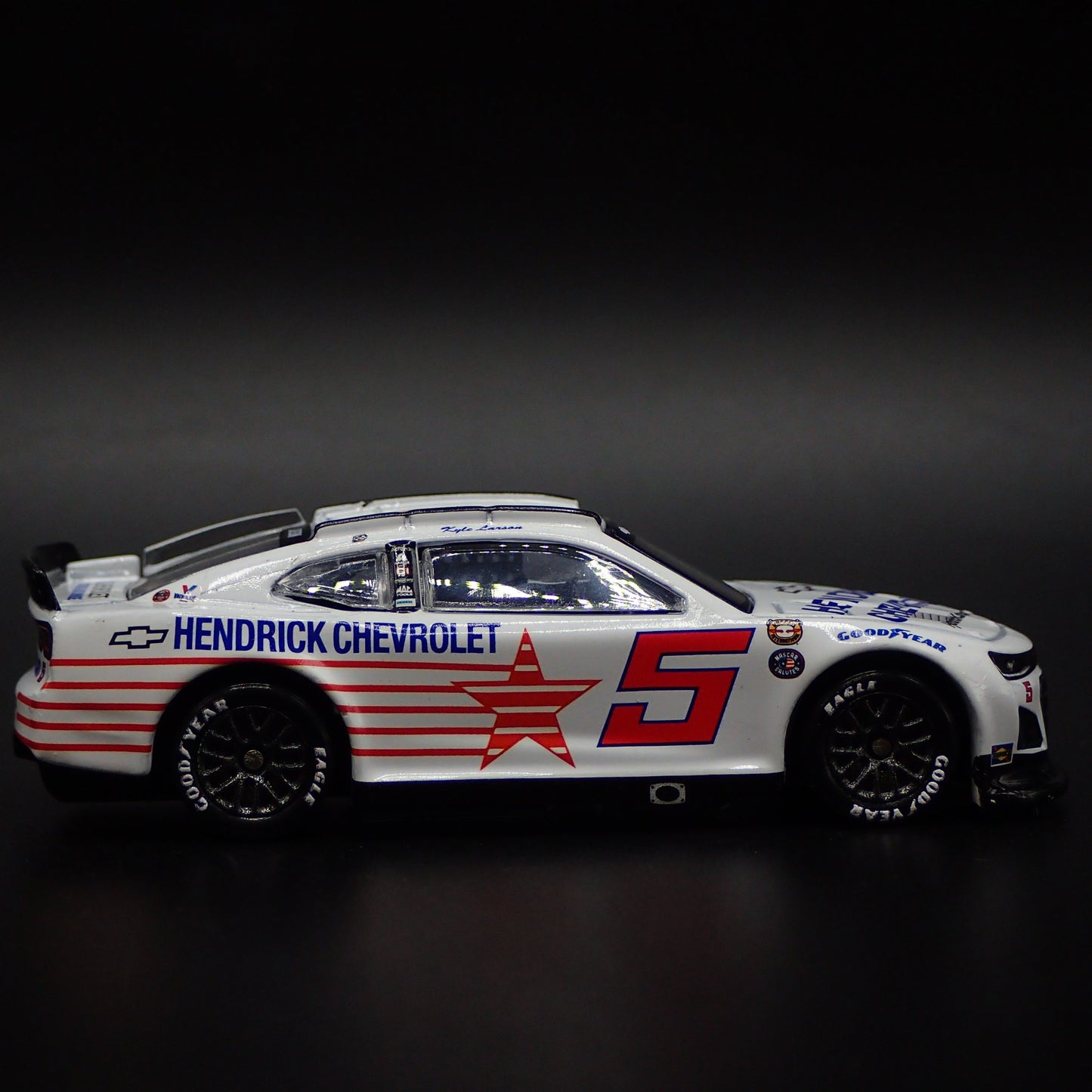 2022 22 CHEVY CAMARO ZL1 5 KYLE LARSON NASCAR THROWBACK 1:64 DIECAST MODEL CAR