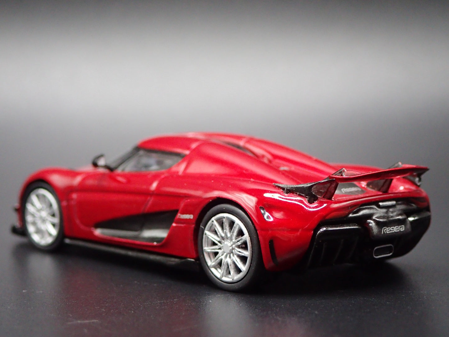 2016-2022 KOENIGSEGG REGERA SUPERCAR RED 1:64 SCALE DIORAMA DIECAST MODEL CAR