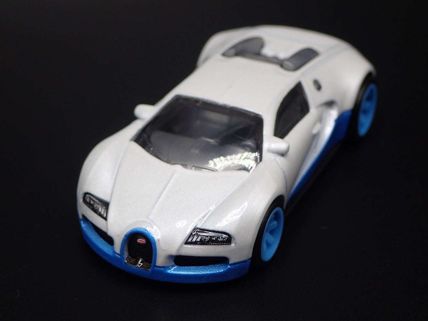 2005-2011 BUGATTI VEYRON SUPER CAR WHITE 1:64 SCALE DIORAMA DIECAST MODEL CAR