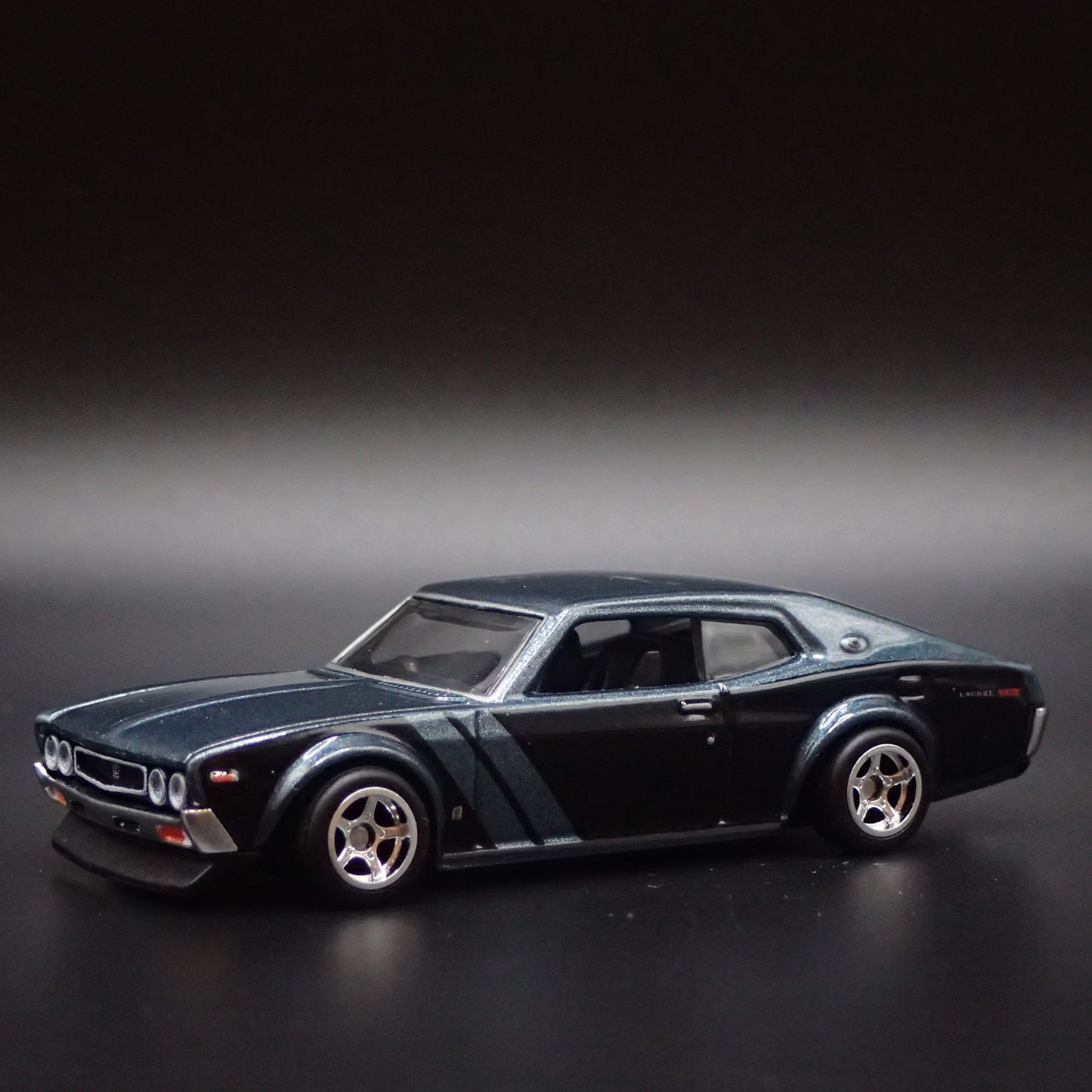 1972-1973 NISSAN LAUREL 2000 SGX 1:64 SCALE DISPLAY DIORAMA DIECAST MODEL CAR