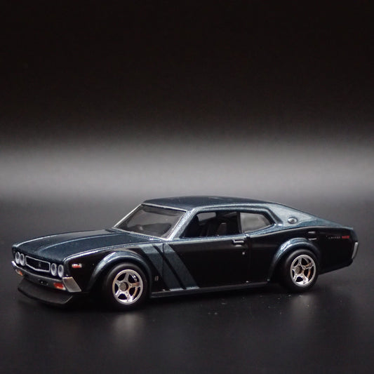 1972-1973 NISSAN LAUREL 2000 SGX 1:64 SCALE DISPLAY DIORAMA DIECAST MODEL CAR