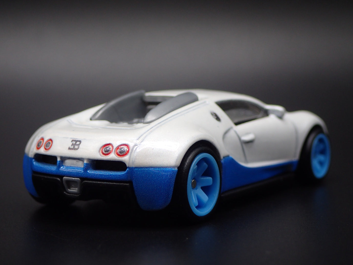 2005-2011 BUGATTI VEYRON SUPER CAR WHITE 1:64 SCALE DIORAMA DIECAST MODEL CAR