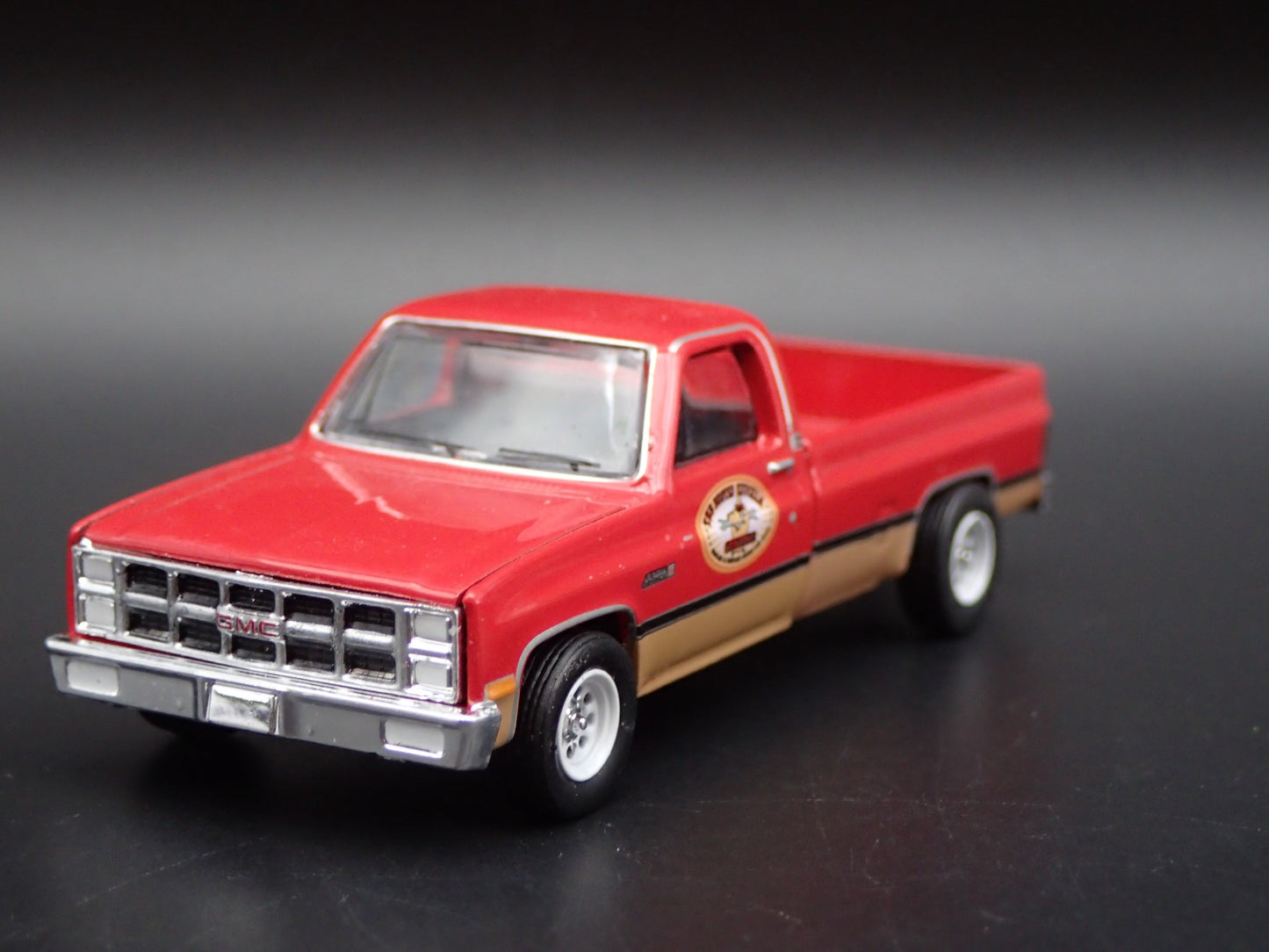 1982 82 GMC K2500 4X4 PICKUP TRUCK HITCH SQUAREBODY 1/64 SCALE DIECAST MODEL CAR