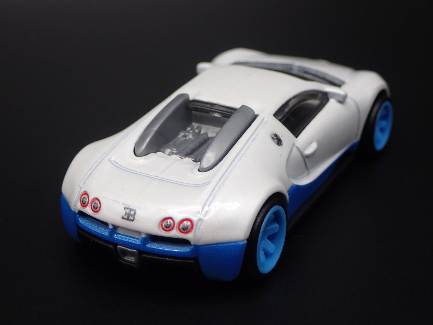 2005-2011 BUGATTI VEYRON SUPER CAR WHITE 1:64 SCALE DIORAMA DIECAST MODEL CAR