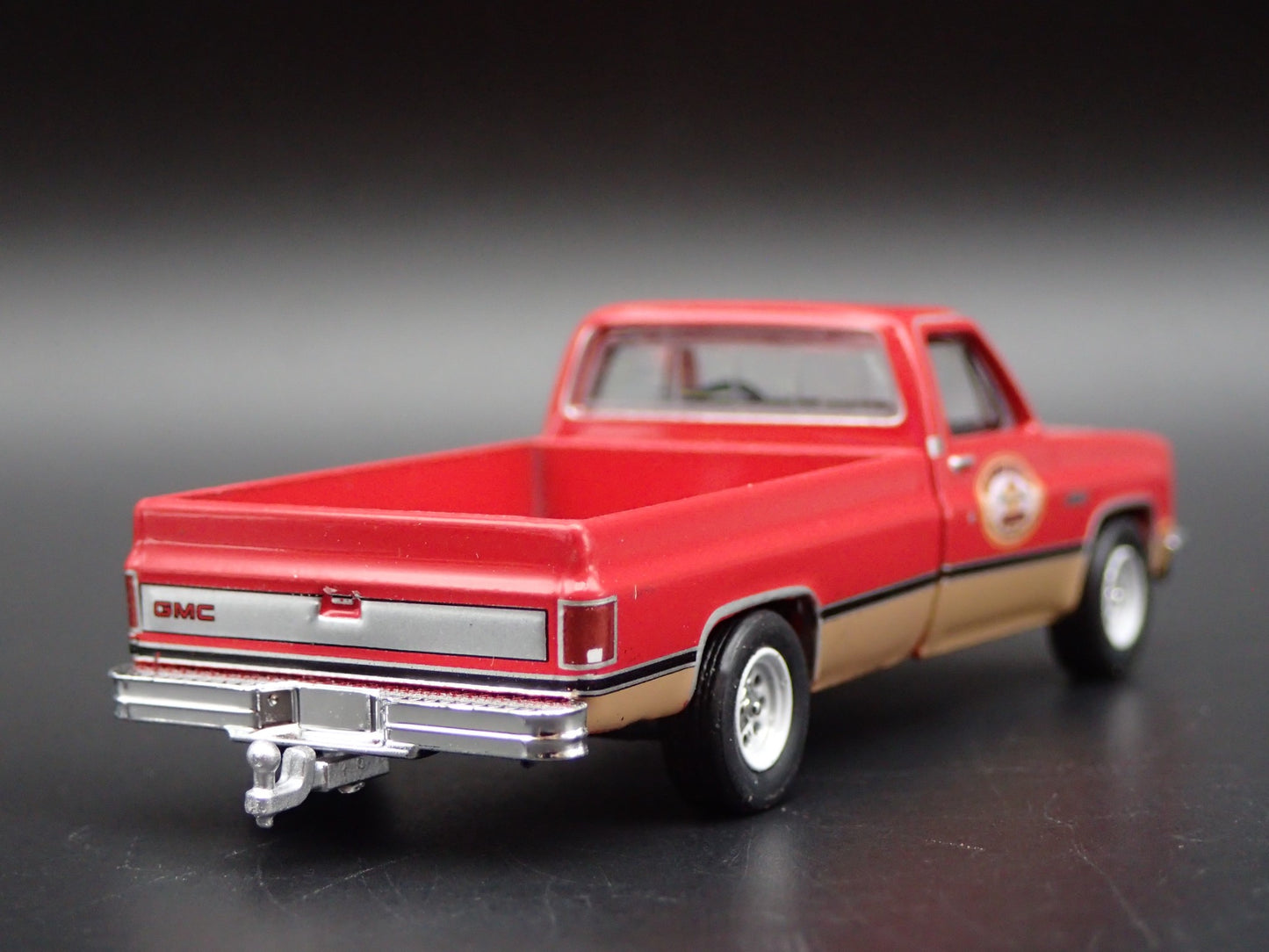 1982 82 GMC K2500 4X4 PICKUP TRUCK HITCH SQUAREBODY 1/64 SCALE DIECAST MODEL CAR