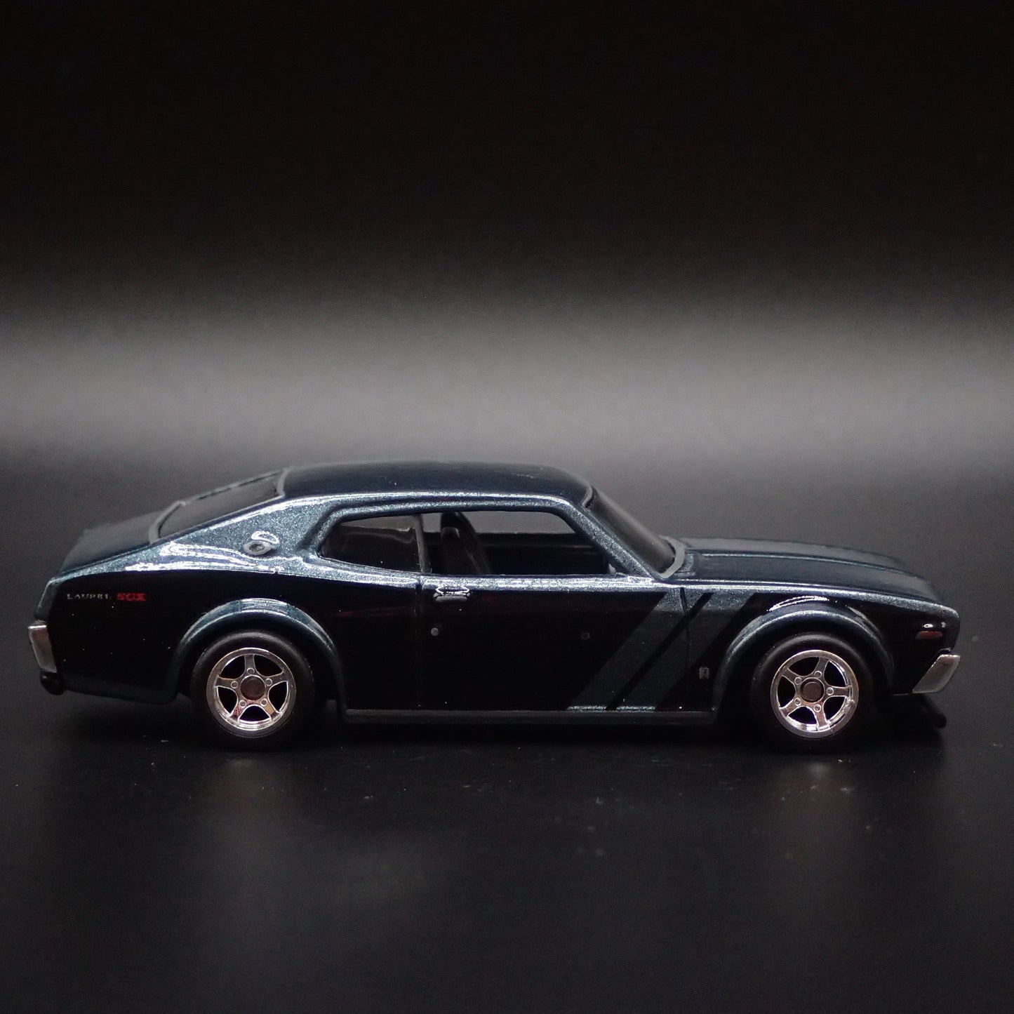 1972-1973 NISSAN LAUREL 2000 SGX 1:64 SCALE DISPLAY DIORAMA DIECAST MODEL CAR