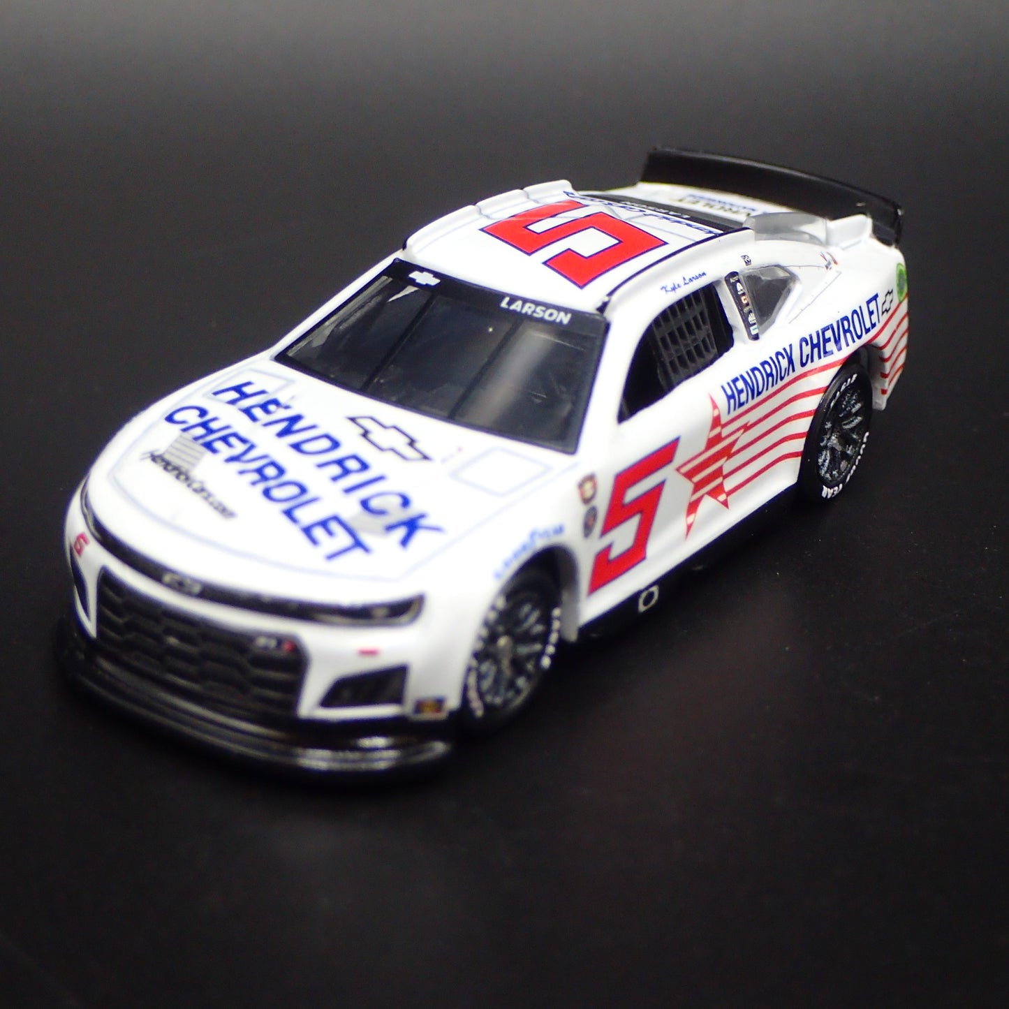 2022 22 CHEVY CAMARO ZL1 5 KYLE LARSON NASCAR THROWBACK 1:64 DIECAST MODEL CAR