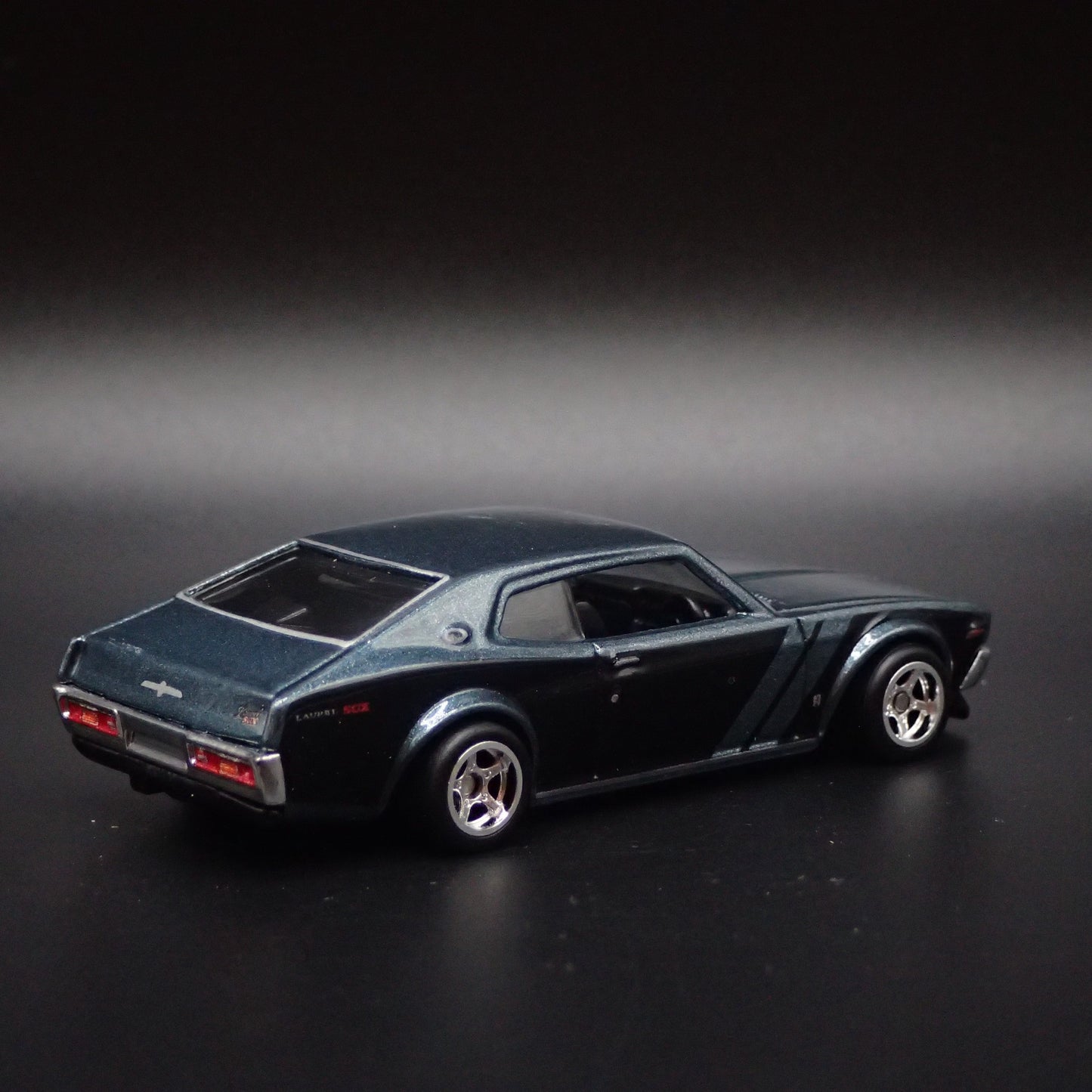 1972-1973 NISSAN LAUREL 2000 SGX 1:64 SCALE DISPLAY DIORAMA DIECAST MODEL CAR