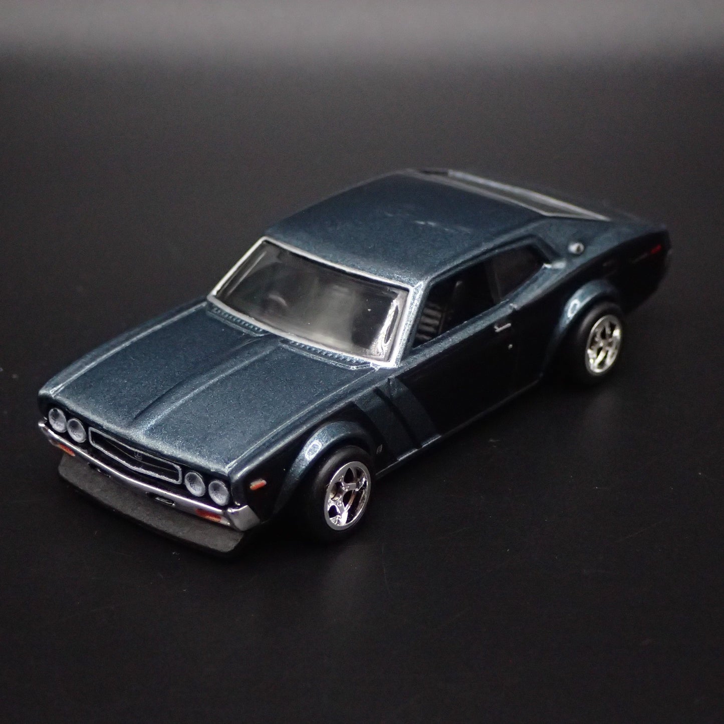 1972-1973 NISSAN LAUREL 2000 SGX 1:64 SCALE DISPLAY DIORAMA DIECAST MODEL CAR