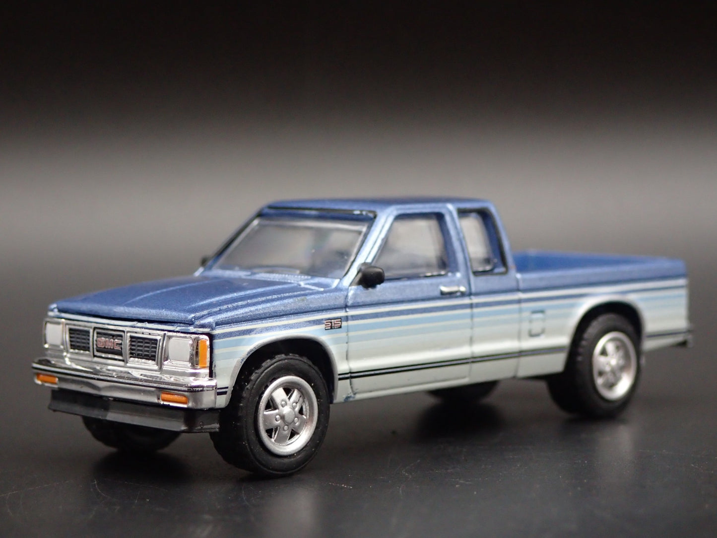 1988 GMC S15 SIERRA PICKUP TRUCK SQUAREBODY W HITCH 1/64 SCALE DIECAST MODEL CAR