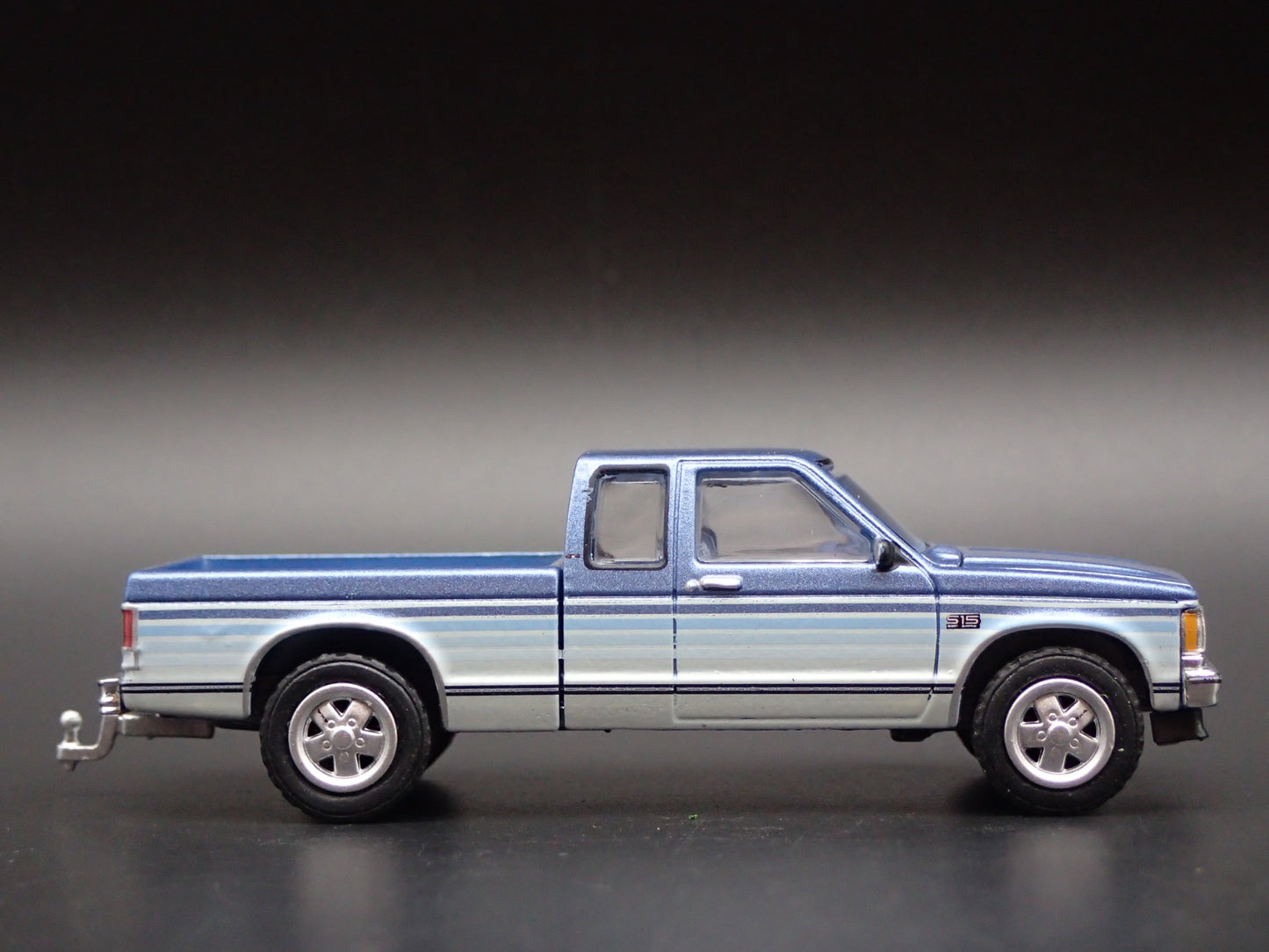 1988 GMC S15 SIERRA PICKUP TRUCK SQUAREBODY W HITCH 1/64 SCALE DIECAST MODEL CAR