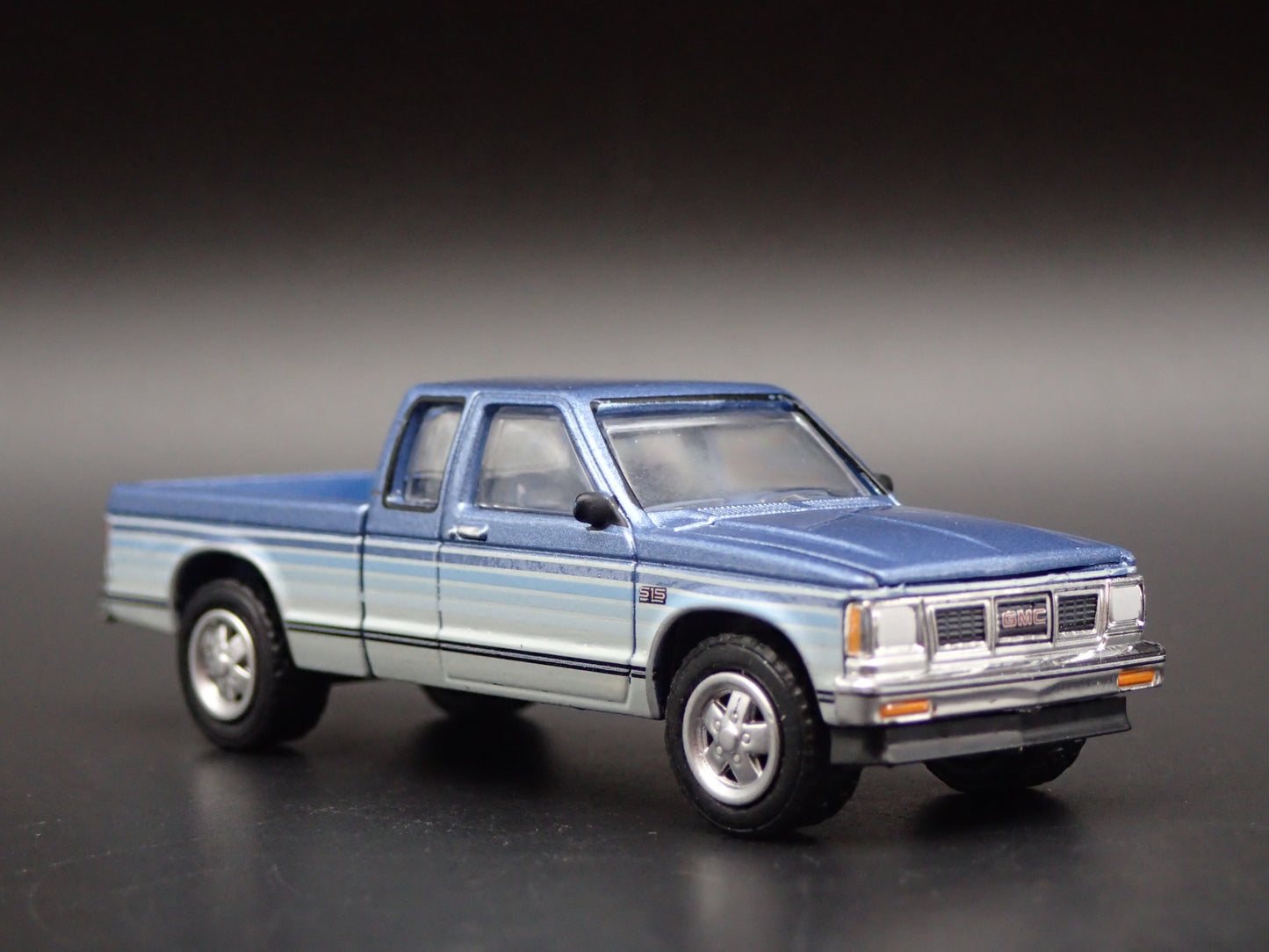 1988 GMC S15 SIERRA PICKUP TRUCK SQUAREBODY W HITCH 1/64 SCALE DIECAST MODEL CAR