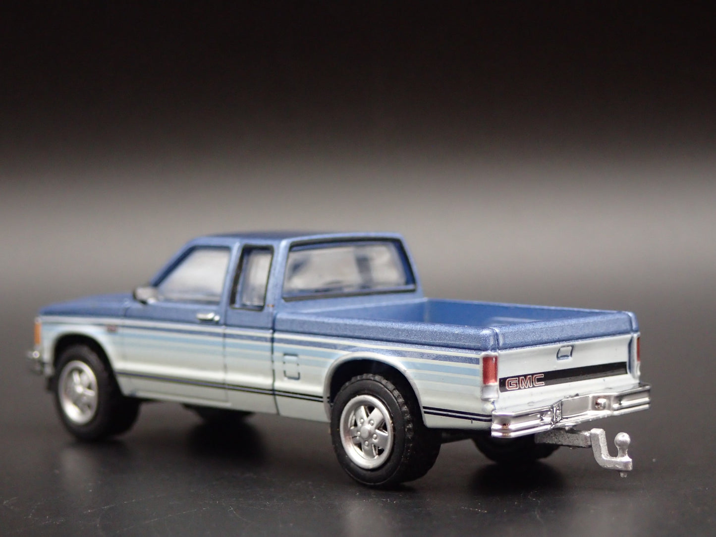 1988 GMC S15 SIERRA PICKUP TRUCK SQUAREBODY W HITCH 1/64 SCALE DIECAST MODEL CAR