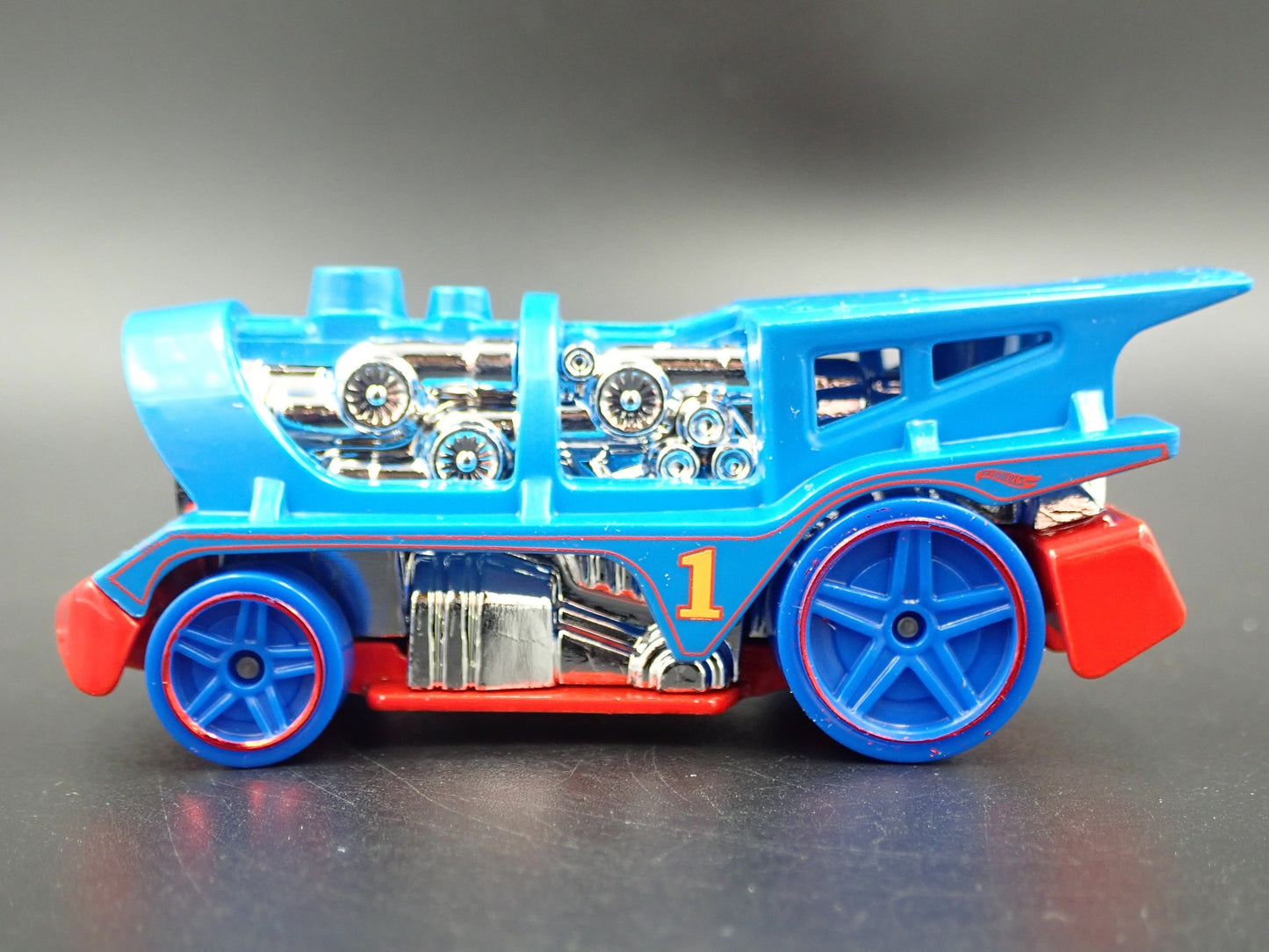 THOMAS THE TRAIN LOCO MOTORIN' 1:64 SCALE COLLECTIBLE DIORAMA DIECAST MODEL CAR