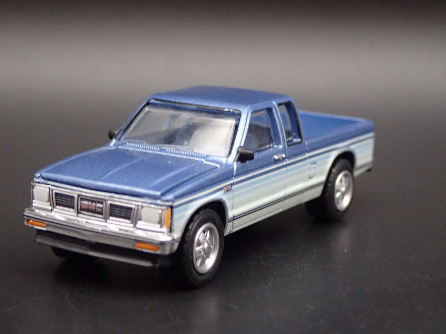 1988 GMC S15 SIERRA PICKUP TRUCK SQUAREBODY W HITCH 1/64 SCALE DIECAST MODEL CAR