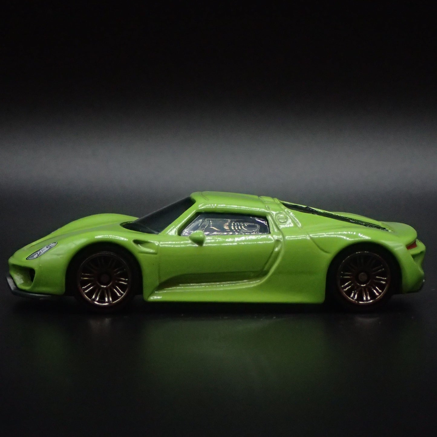2013-2015 PORSCHE 918 SPYDER SUPER CAR RARE 1:64 SCALE DIORAMA DIECAST MODEL CAR