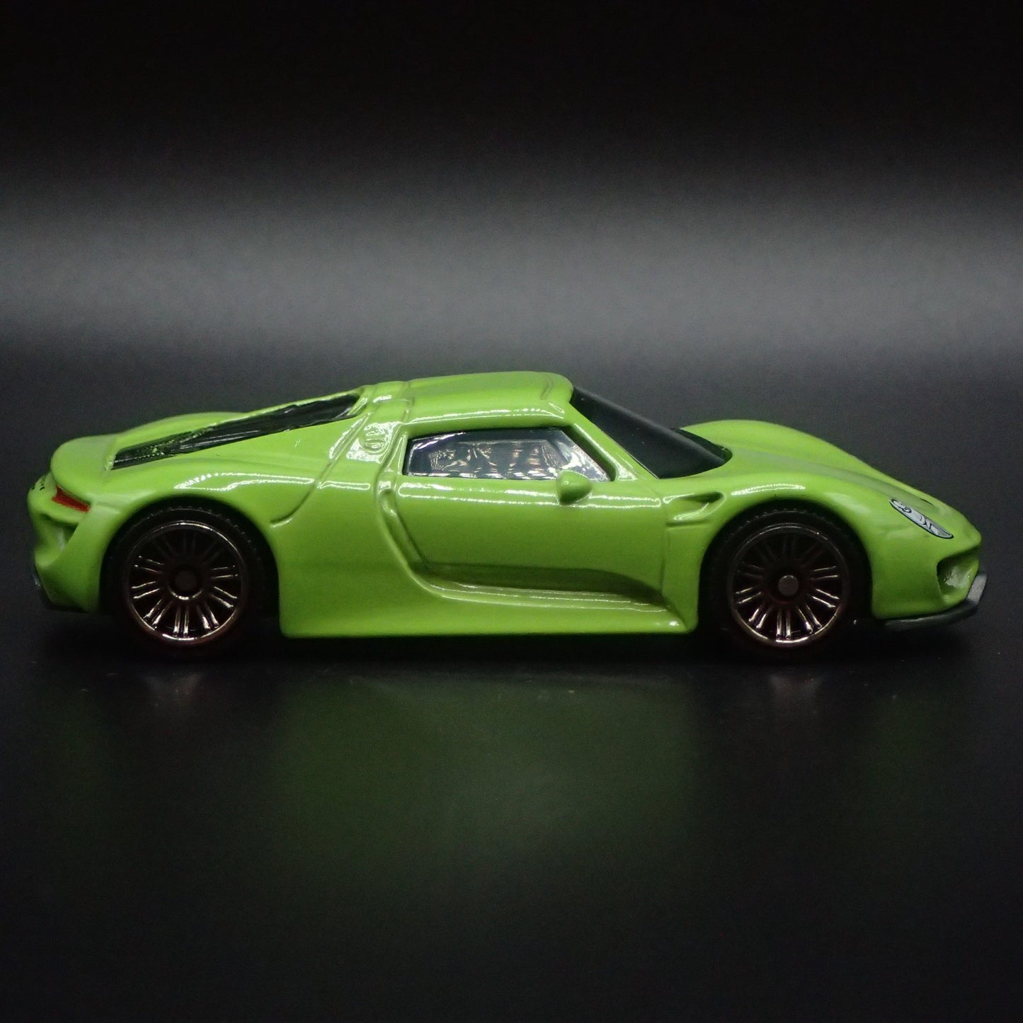 2013-2015 PORSCHE 918 SPYDER SUPER CAR RARE 1:64 SCALE DIORAMA DIECAST MODEL CAR