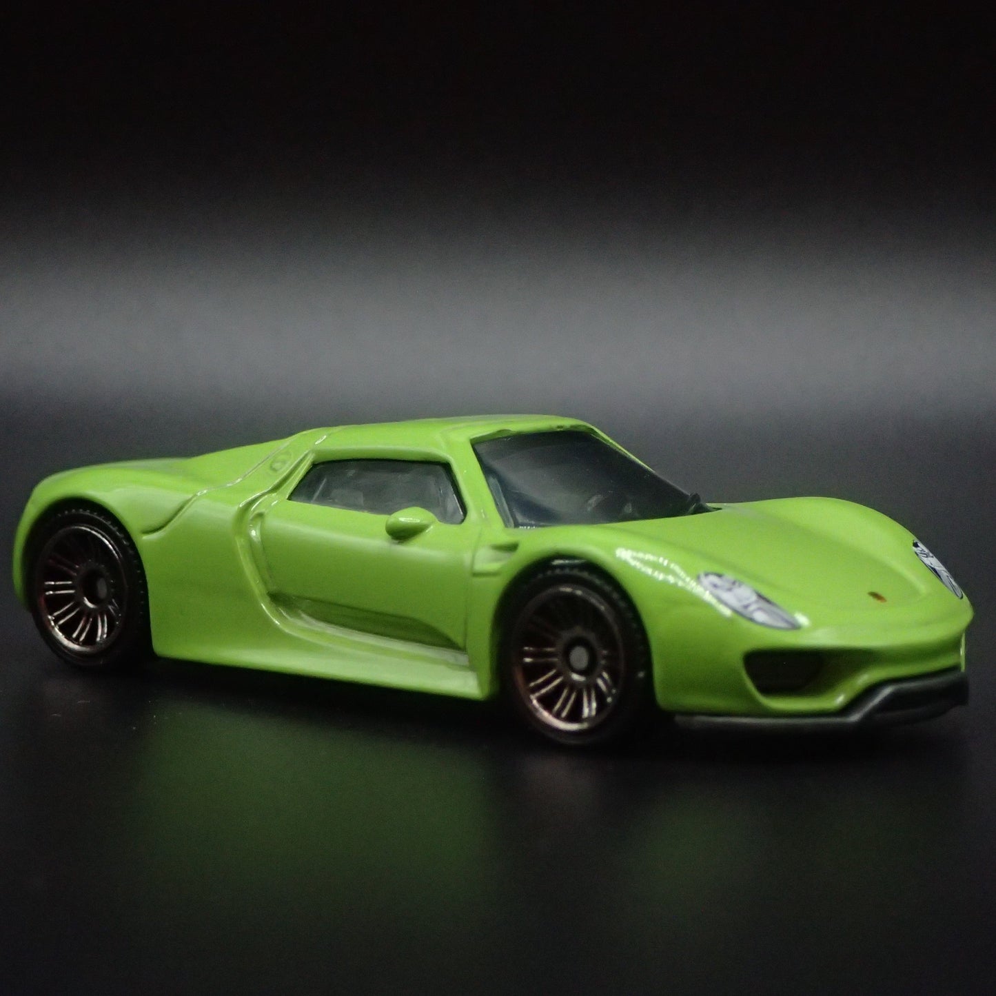 2013-2015 PORSCHE 918 SPYDER SUPER CAR RARE 1:64 SCALE DIORAMA DIECAST MODEL CAR