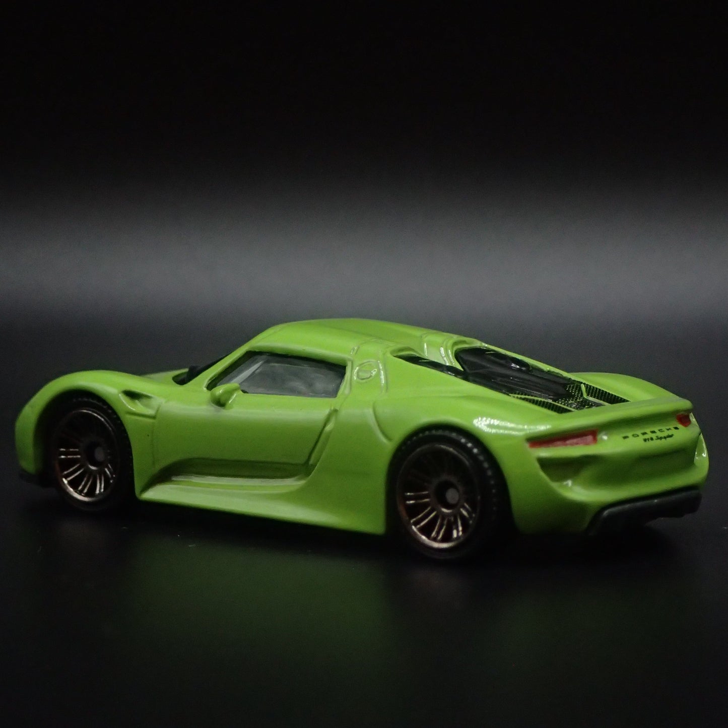 2013-2015 PORSCHE 918 SPYDER SUPER CAR RARE 1:64 SCALE DIORAMA DIECAST MODEL CAR