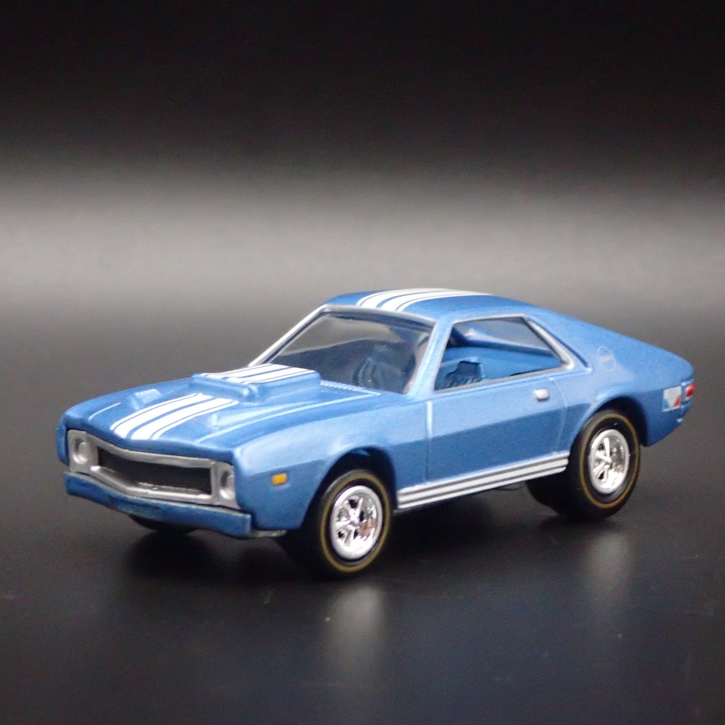 1969 69 AMC AMX BLUE 1/64 SCALE LIMITED COLLECTIBLE DIORAMA DIECAST MODEL CAR