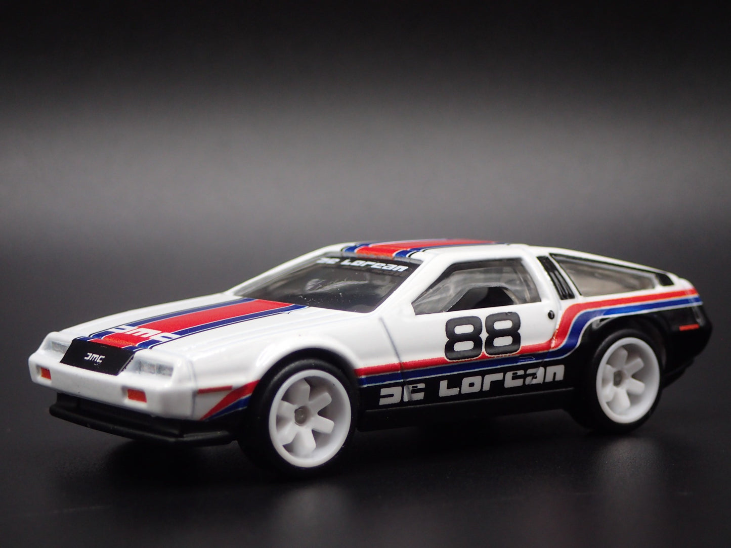 1981-1983 DMC DELOREAN WHITE 1:64 SCALE COLLECTIBLE DIORAMA DIECAST MODEL CAR