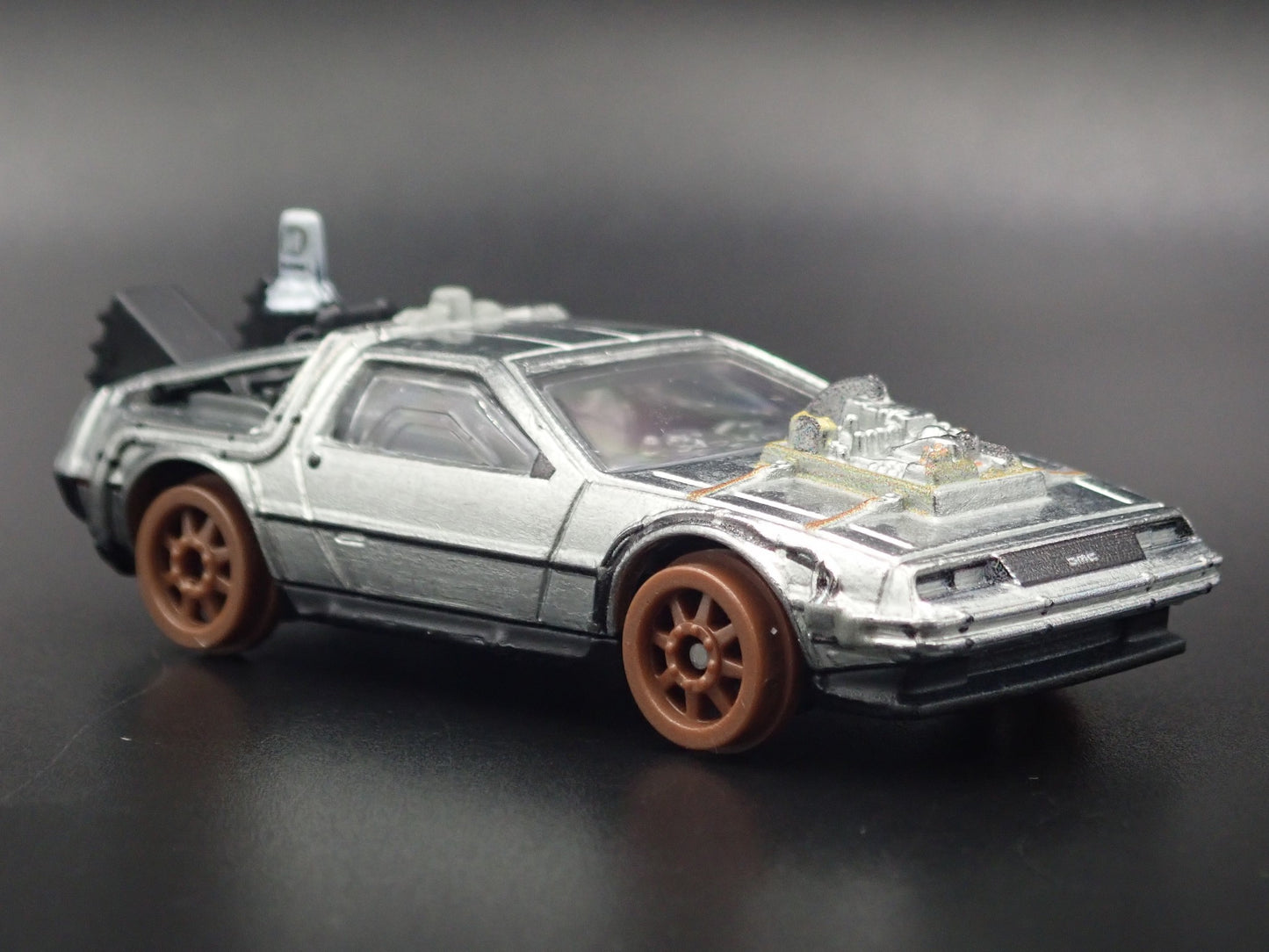 DeLorean BACK TO THE FUTURE III 3 TIME MACHINE RARE 1:64 SCALE DIECAST MODEL CAR