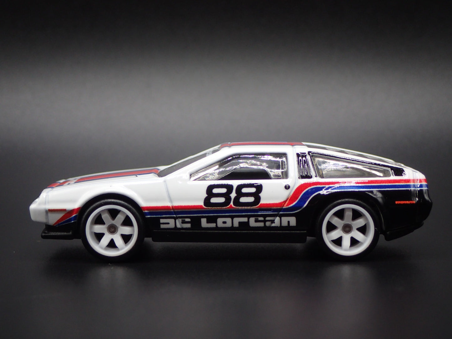 1981-1983 DMC DELOREAN WHITE 1:64 SCALE COLLECTIBLE DIORAMA DIECAST MODEL CAR