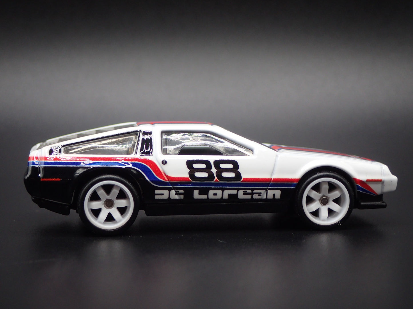 1981-1983 DMC DELOREAN WHITE 1:64 SCALE COLLECTIBLE DIORAMA DIECAST MODEL CAR