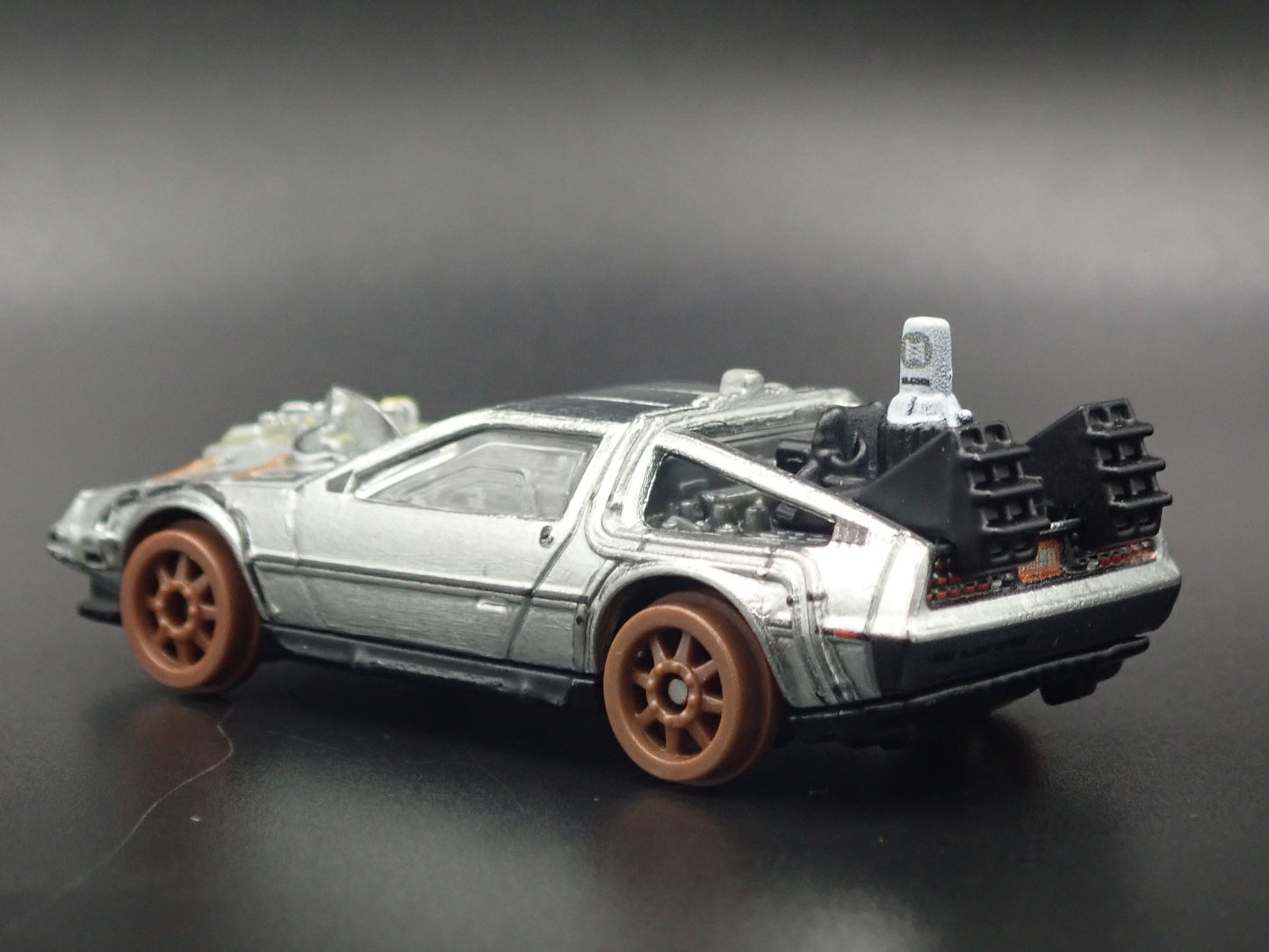 DeLorean BACK TO THE FUTURE III 3 TIME MACHINE RARE 1:64 SCALE DIECAST MODEL CAR