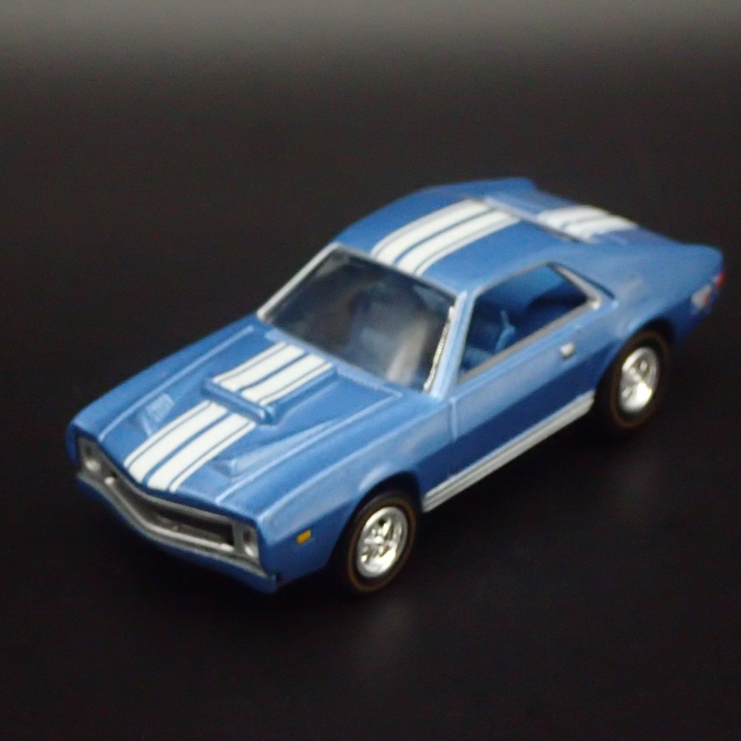 1969 69 AMC AMX BLUE 1/64 SCALE LIMITED COLLECTIBLE DIORAMA DIECAST MODEL CAR