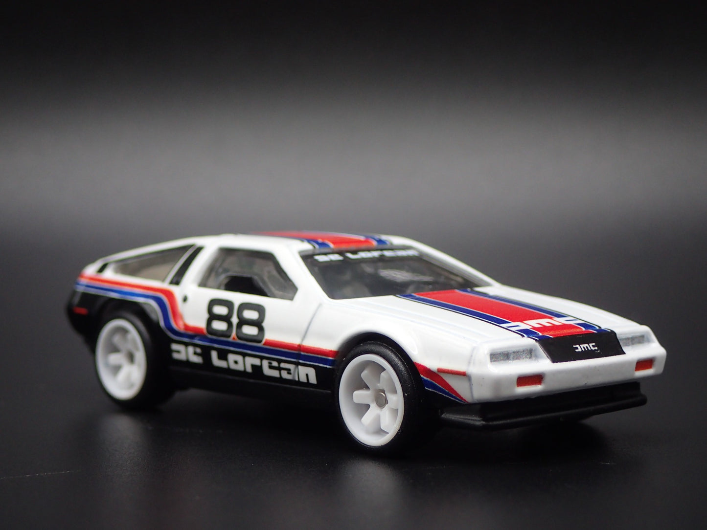 1981-1983 DMC DELOREAN WHITE 1:64 SCALE COLLECTIBLE DIORAMA DIECAST MODEL CAR