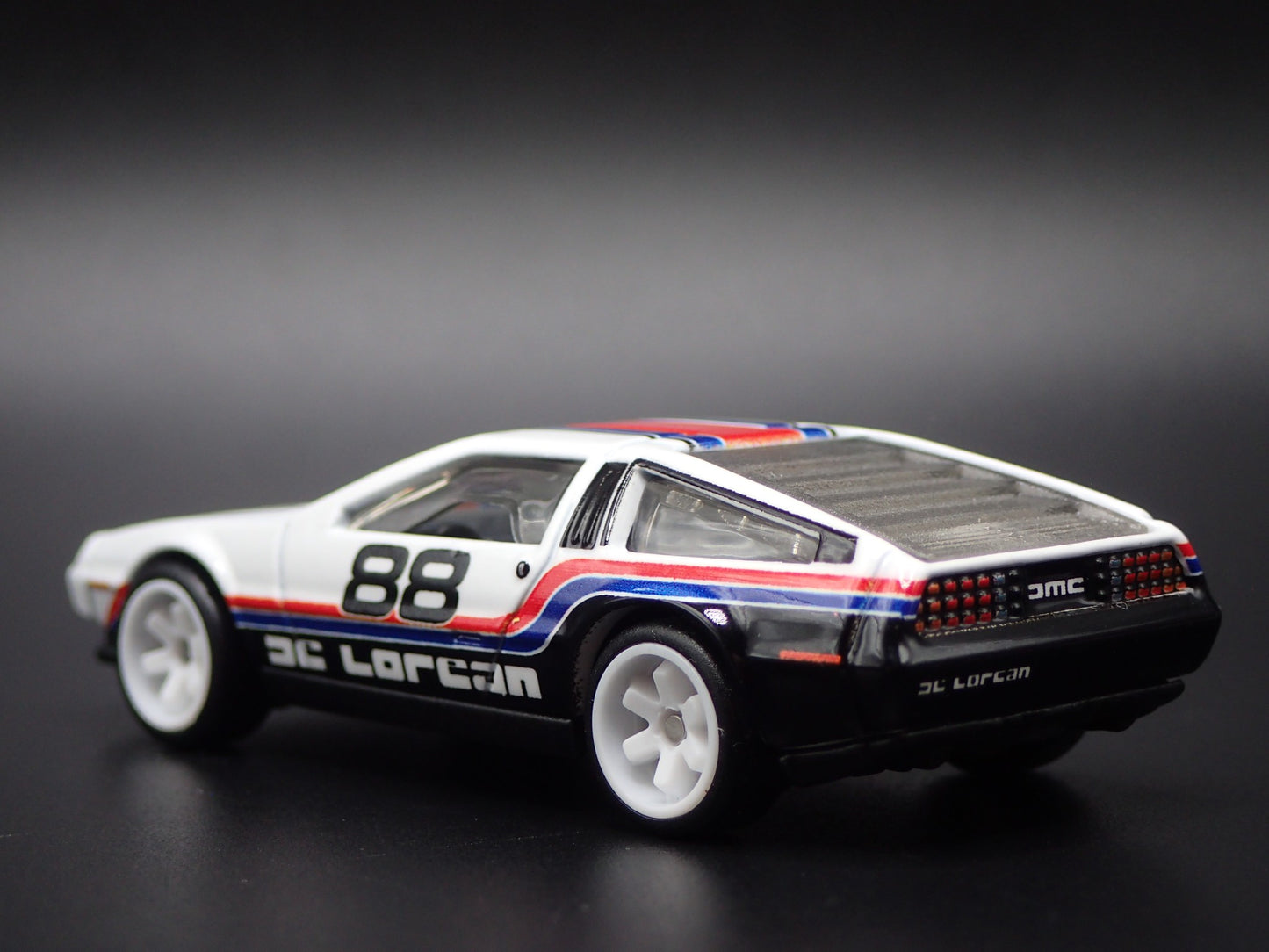 1981-1983 DMC DELOREAN WHITE 1:64 SCALE COLLECTIBLE DIORAMA DIECAST MODEL CAR