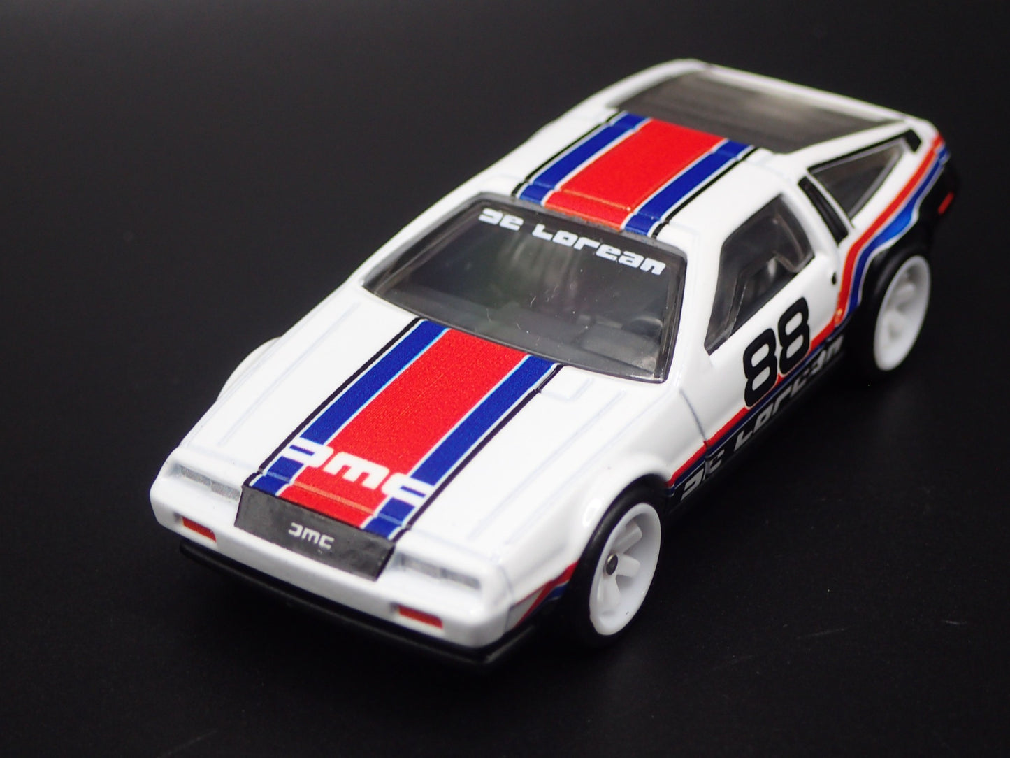 1981-1983 DMC DELOREAN WHITE 1:64 SCALE COLLECTIBLE DIORAMA DIECAST MODEL CAR