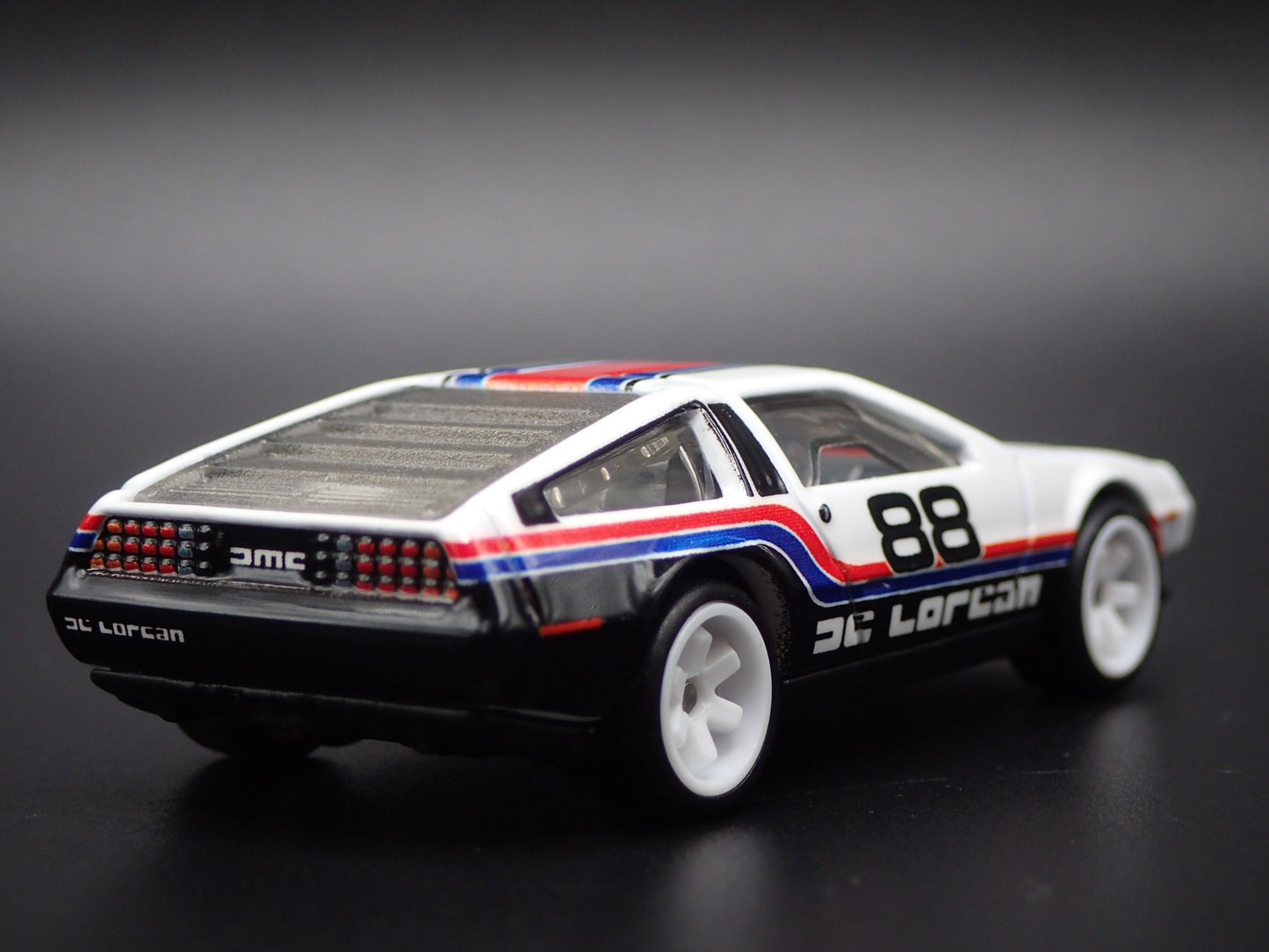 1981-1983 DMC DELOREAN WHITE 1:64 SCALE COLLECTIBLE DIORAMA DIECAST MODEL CAR